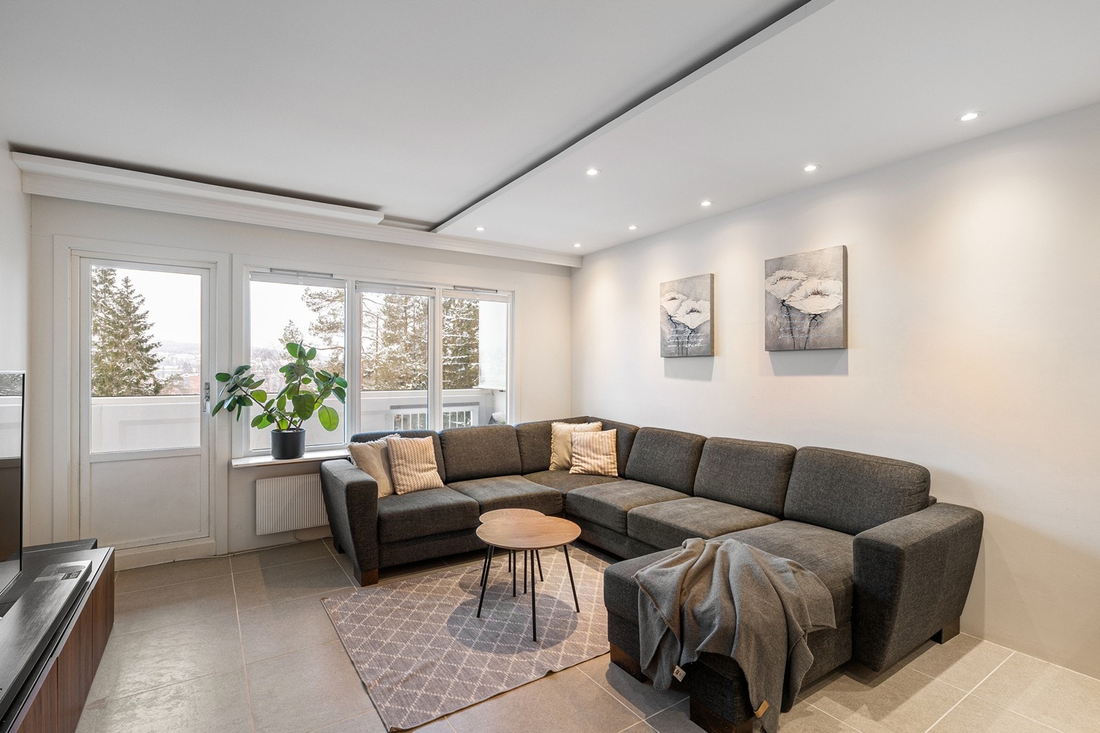 Romslig stue med store vindusflater slipper inn rikelig med naturlig lys og gir en behagelig romfølelse. Galleribilde