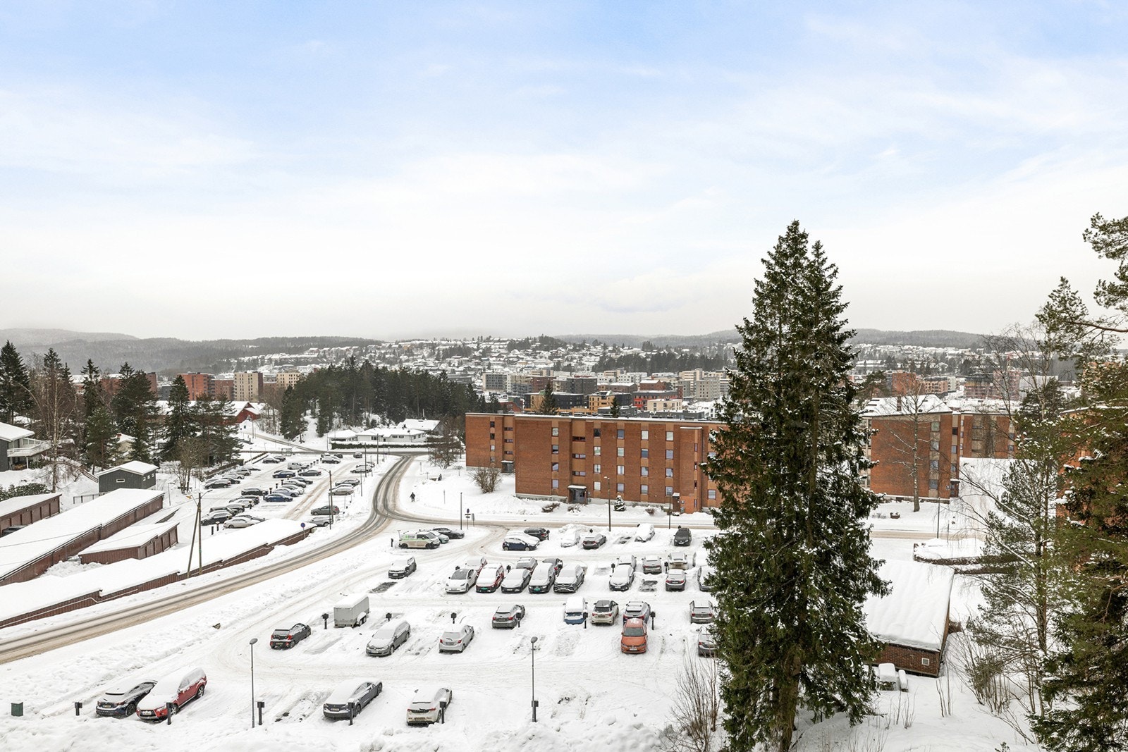 Leiligheten ligger i byggets 3. etg (med heis) og har en stor balkong med flott utsikt over Lørenskog. Galleribilde