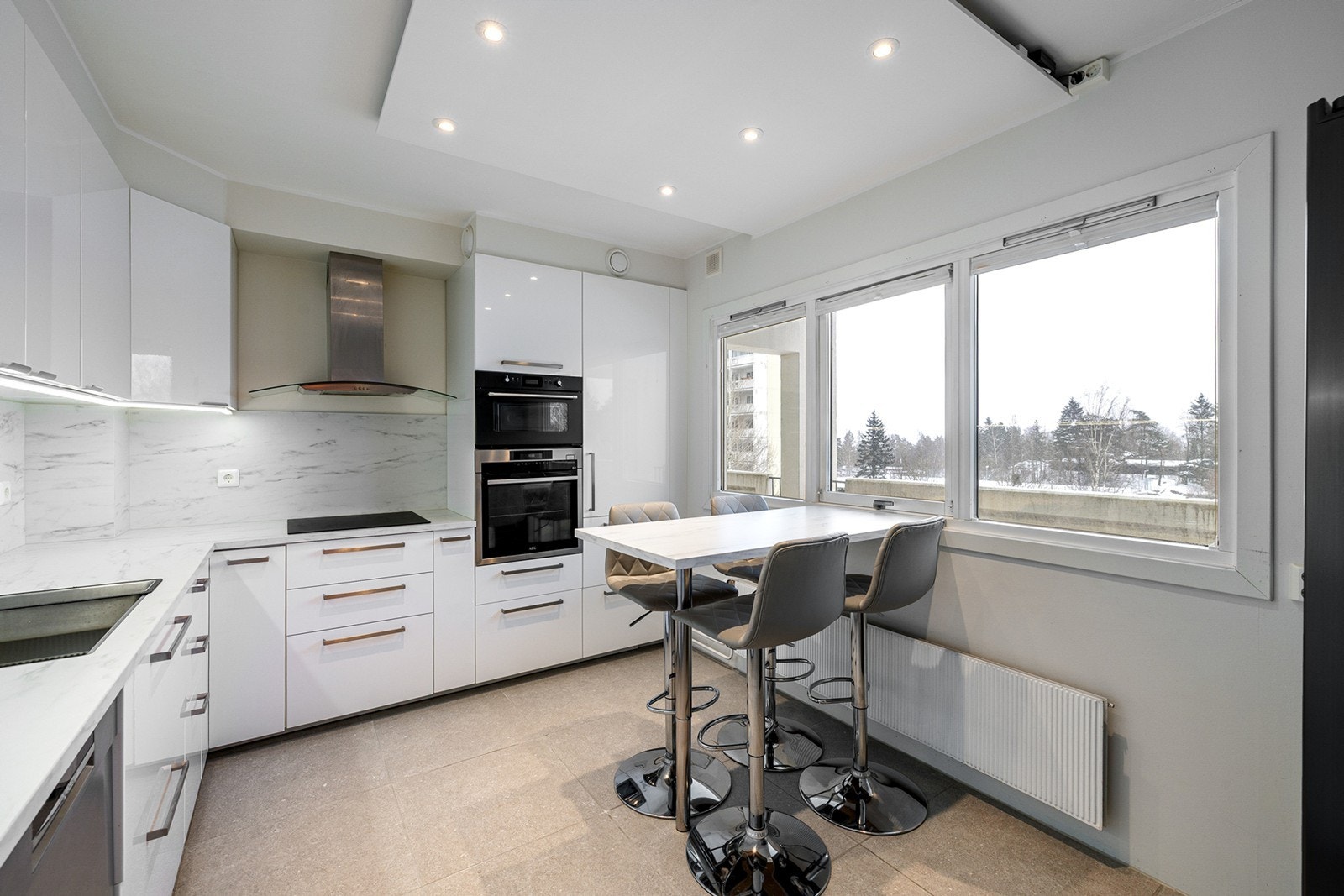 Leiligheten har moderne standard med et pent kjøkken som ligger adskilt og har plass til spisebord. Galleribilde