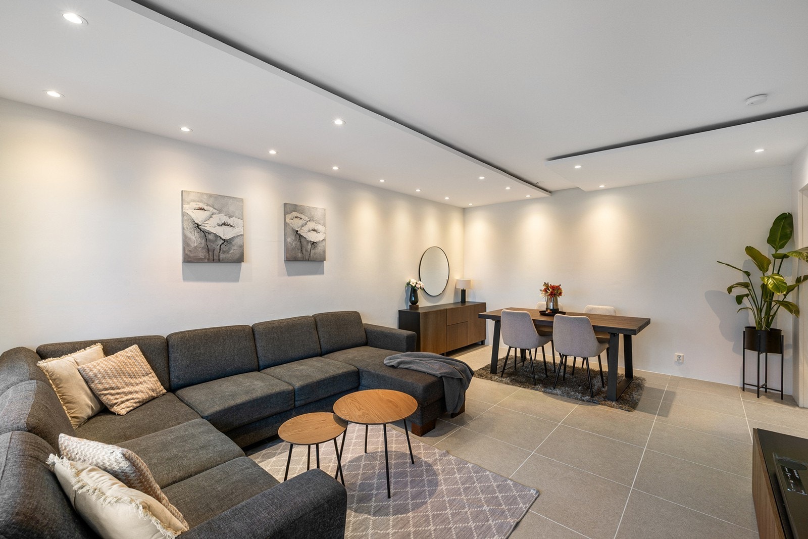 Stuen byr på plass til både sofagruppe og spiseplass, noe som gjør rommet sosialt og funksjonelt. Galleribilde