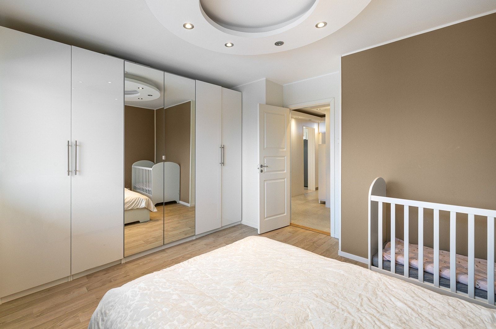 Rommet har god plass til dobbeltseng samt nattbord og det er også plass til sprinkelsseng. Det er montert et stort garderobeskap som gir gode oppbevaringsmuligheter. Galleribilde