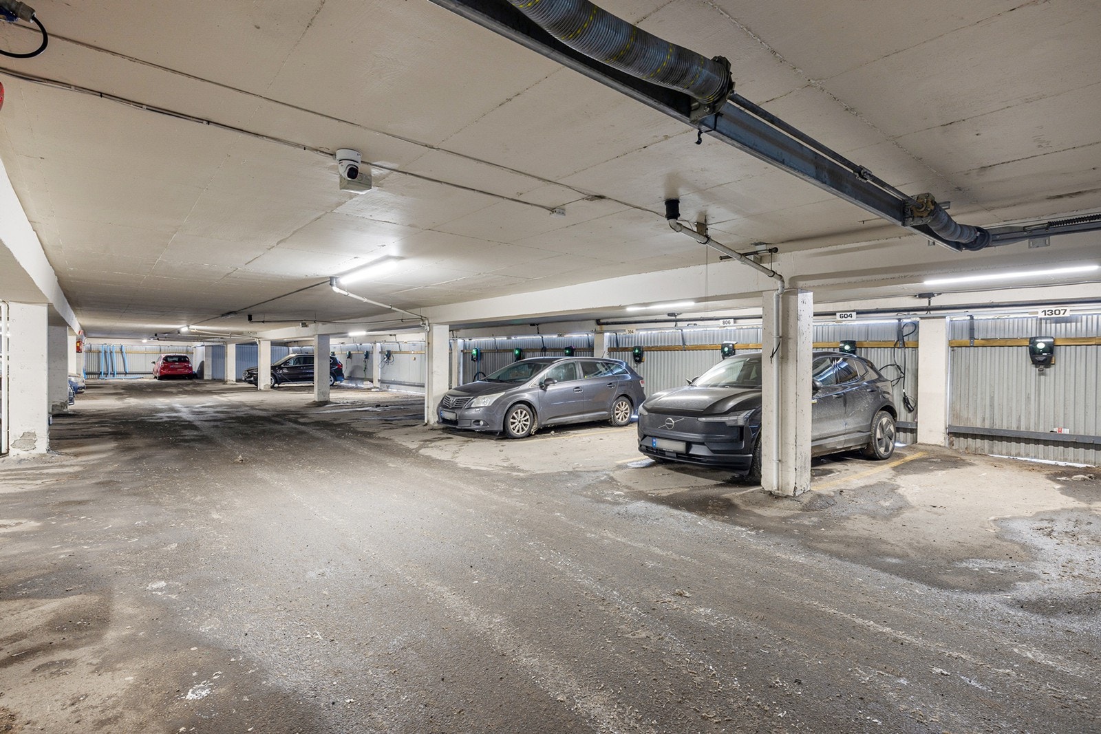 Det medfølger garasjeplass med elbillader. Galleribilde