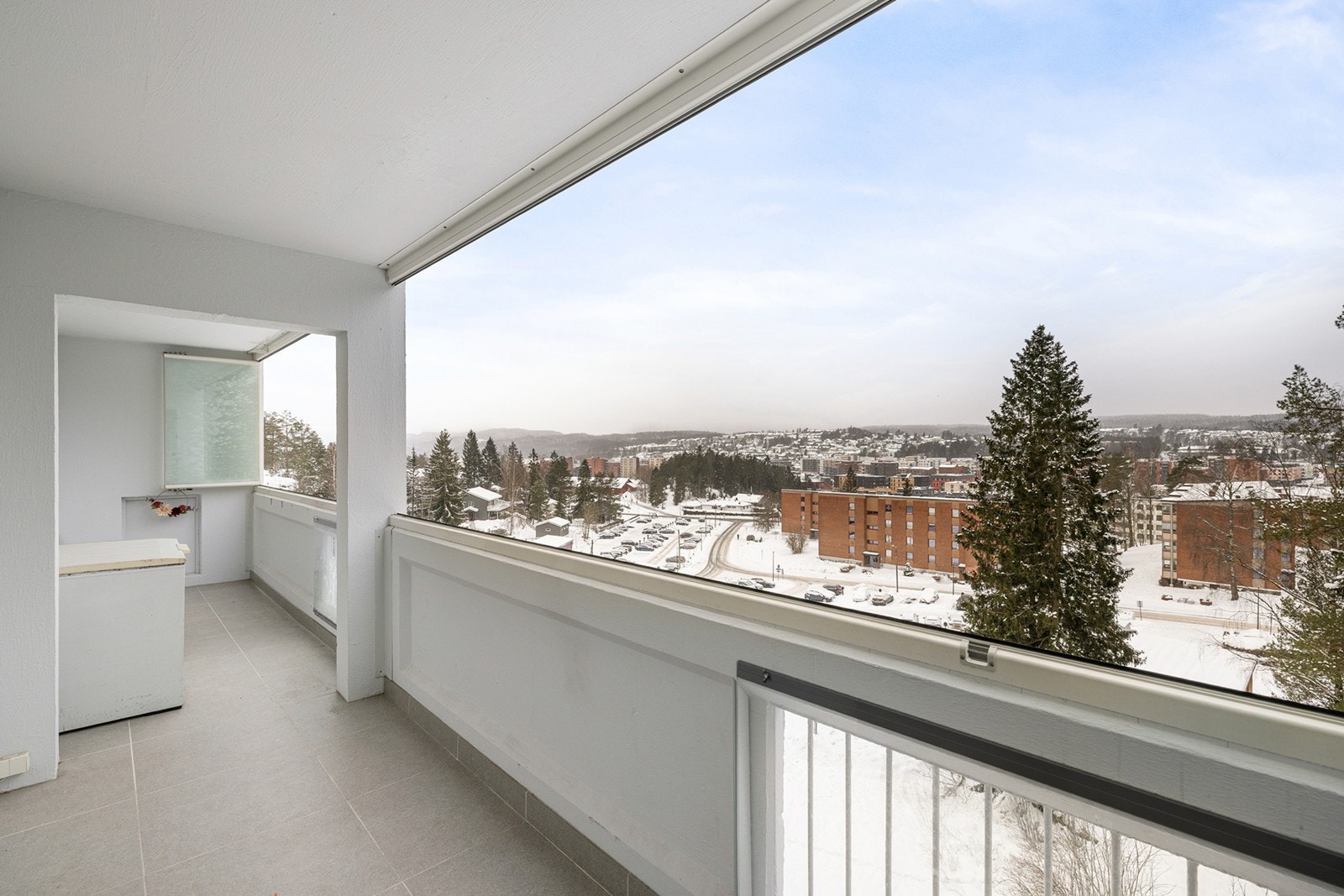 Stor vestvendt balkong på 13m² med fin utsikt over Lørenskog! Galleribilde