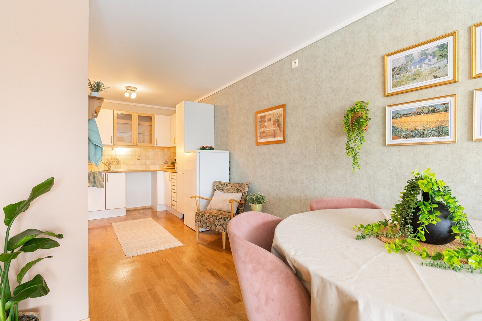 Kjøkkenet ligger innerst i rommet. Galleribilde