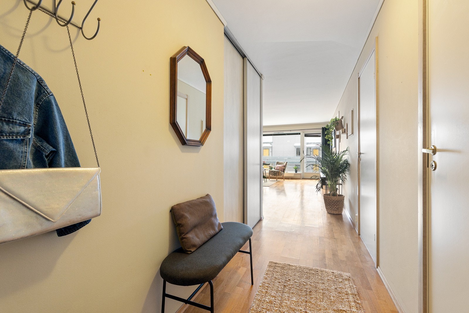 Gang med skyvedørsgarderobe. Galleribilde