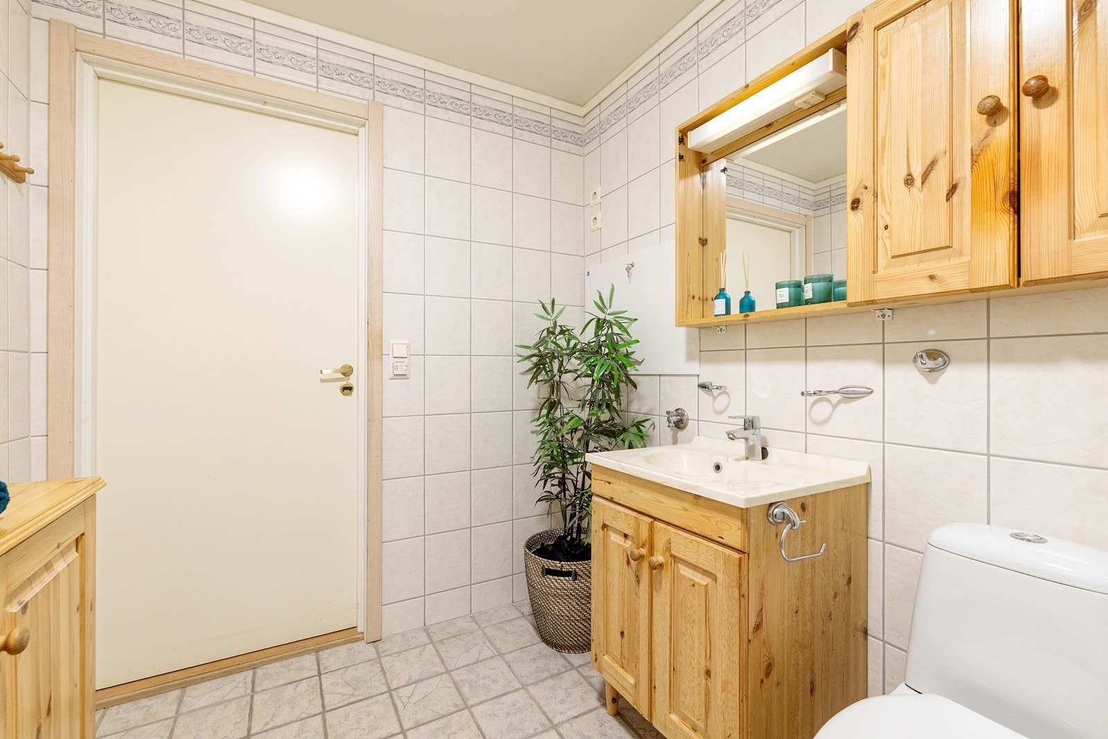 Det er opplegg og plass til vaskemaskin på baderommet. Galleribilde