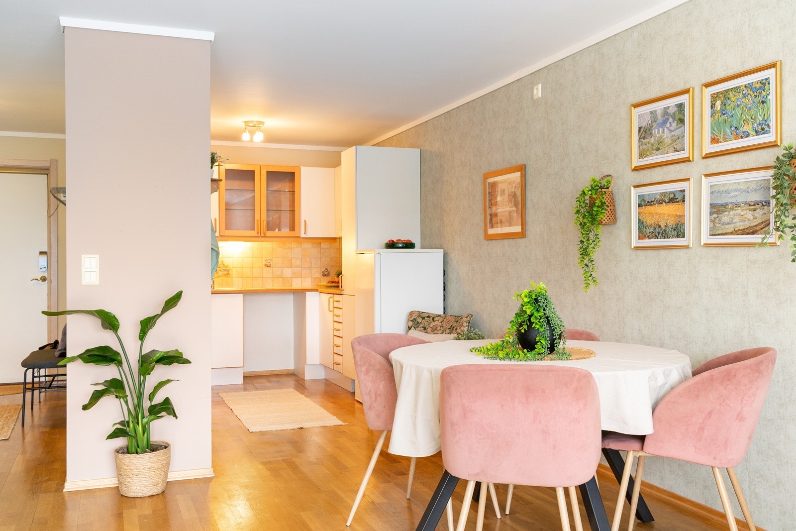 Koselig spiseplass som et skille mellom kjøkken og stue. Galleribilde