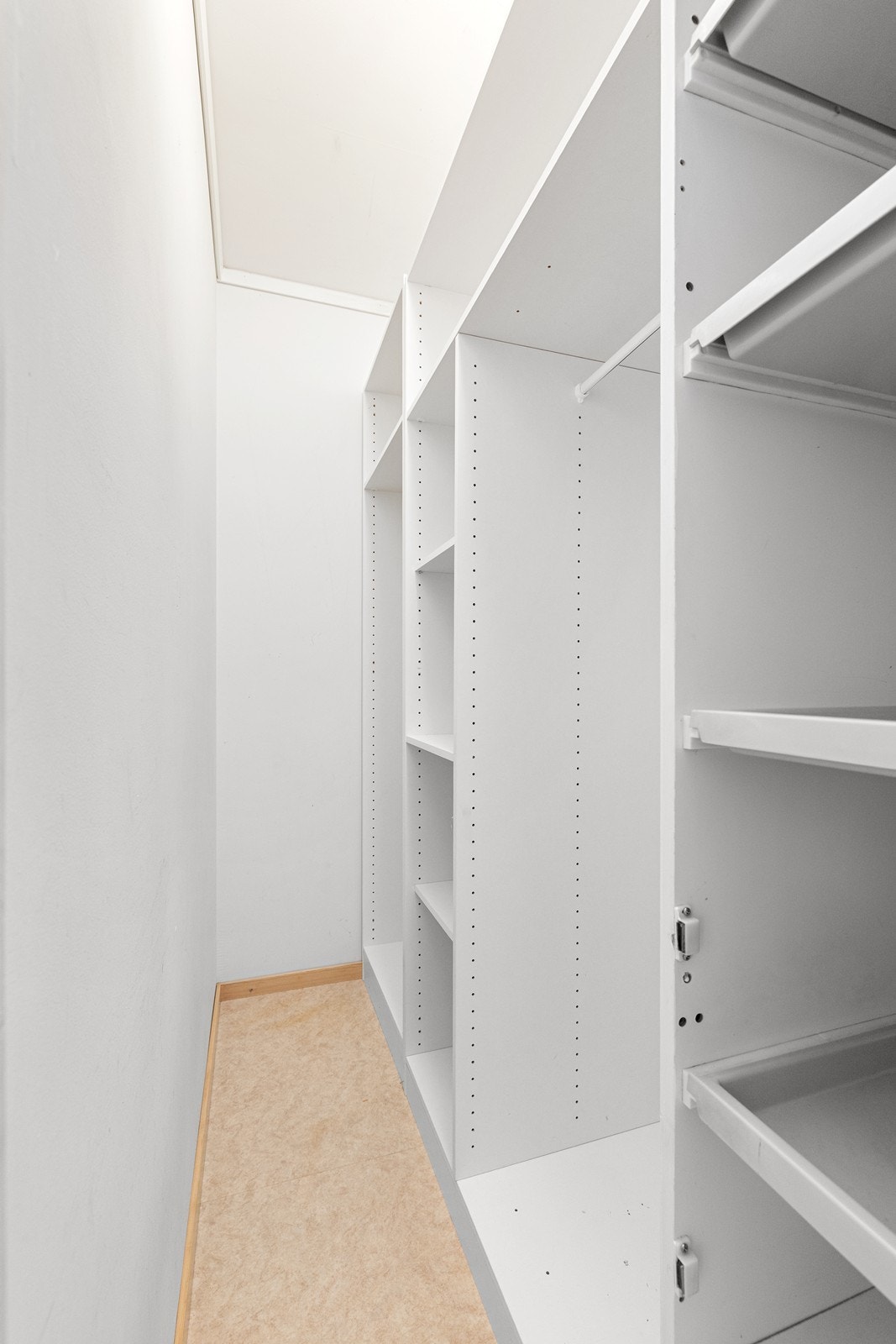 Innvendig bod med skap- og hylleinnredning. Galleribilde