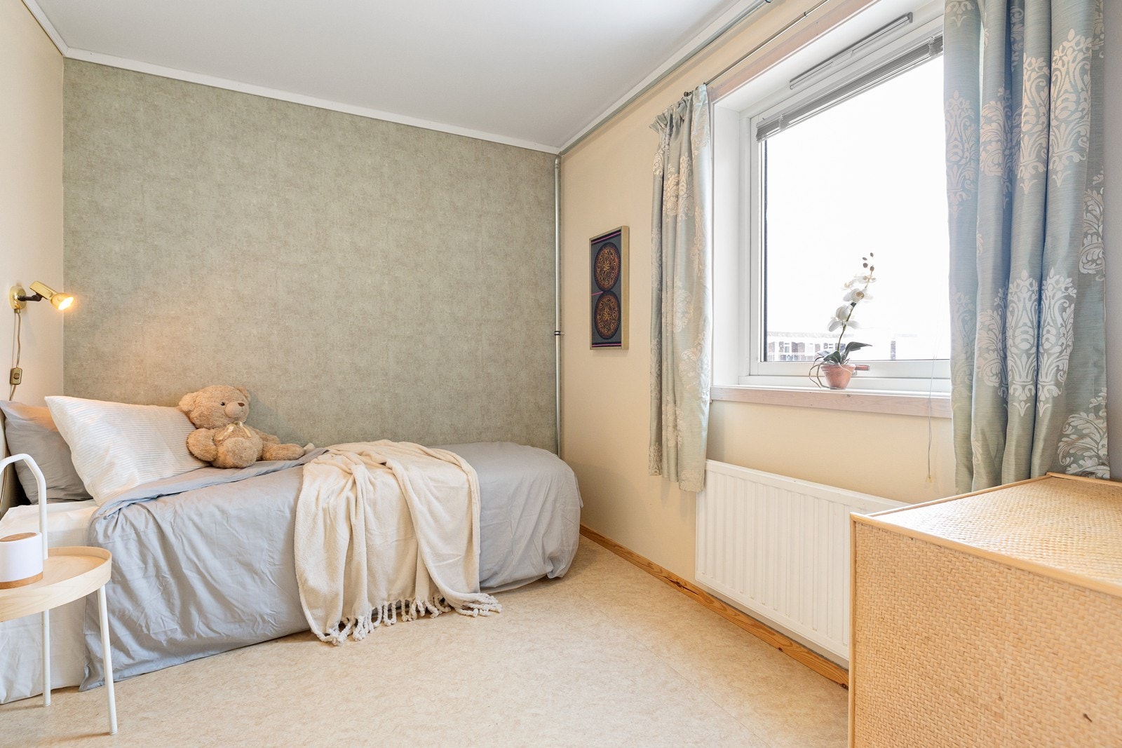 Soverom med plass til seng og garderobemøbel. Galleribilde