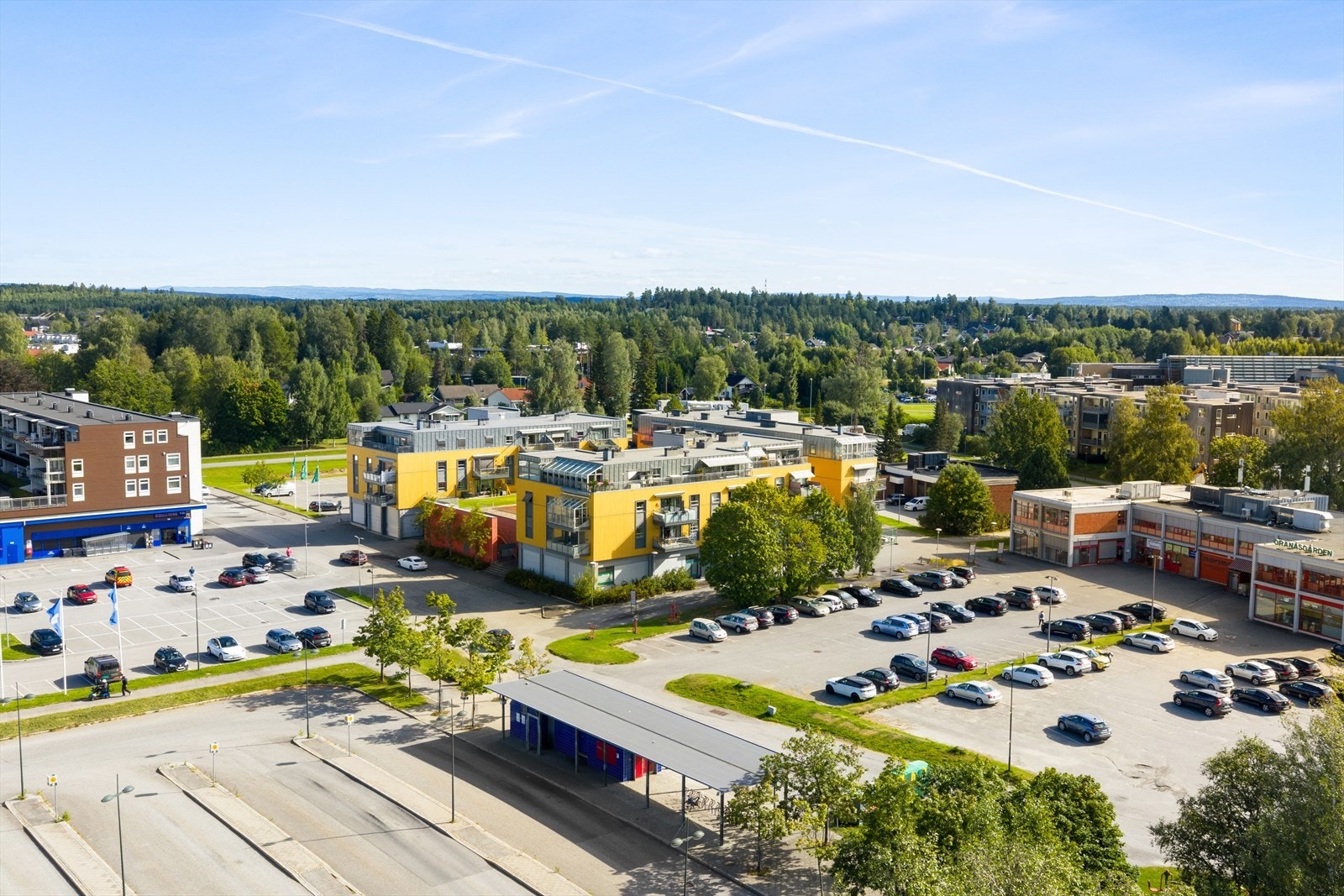 Ekervegen og Nannestad torg. Like ved ligger også bussterminalen. Galleribilde