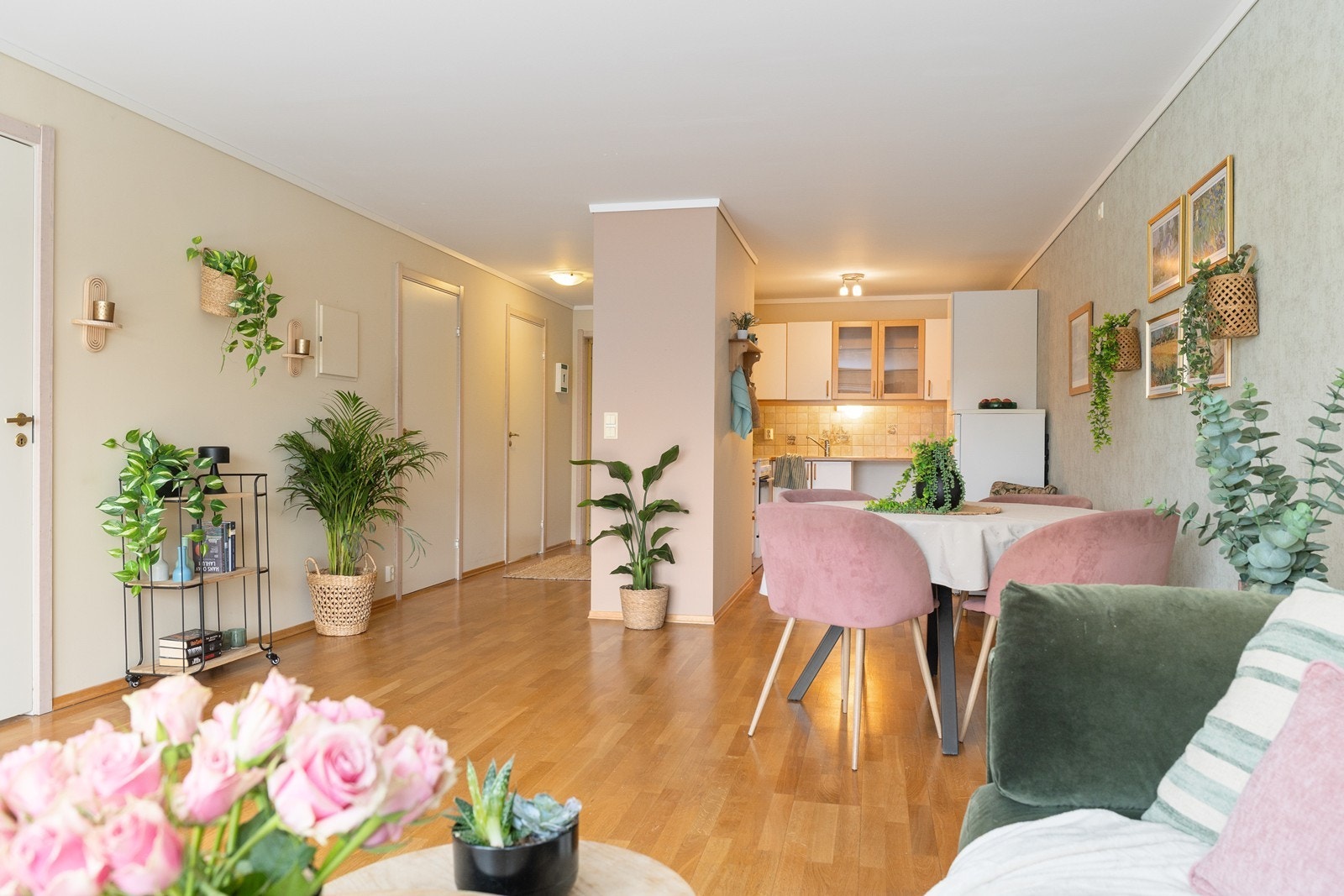 Utenfor kjøkkenet er det plass til spisebord. Galleribilde