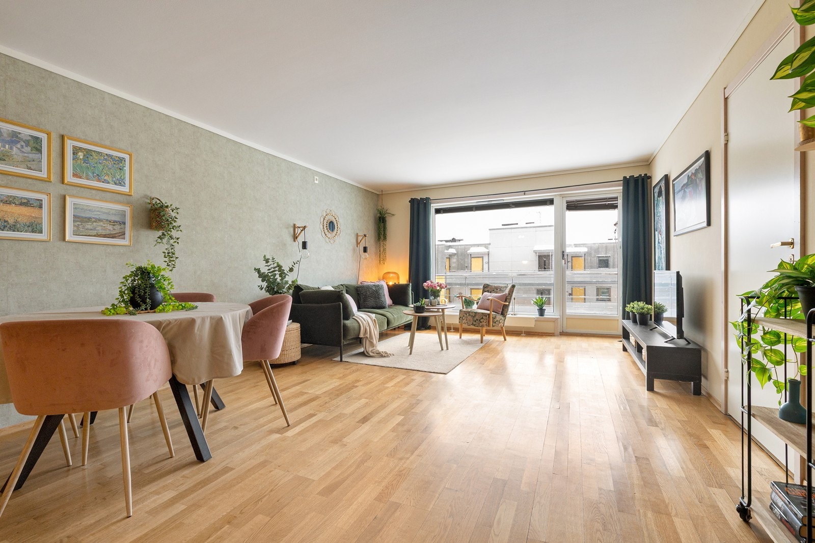 Lys stue med stor vindusflate som slipper inn godt med lys. Galleribilde