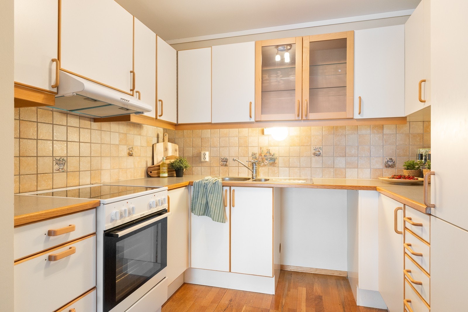 Det er avsatt plass til hvitevarer i innredningen, og komfyr og kjøleskap medfølger i handelen. Galleribilde