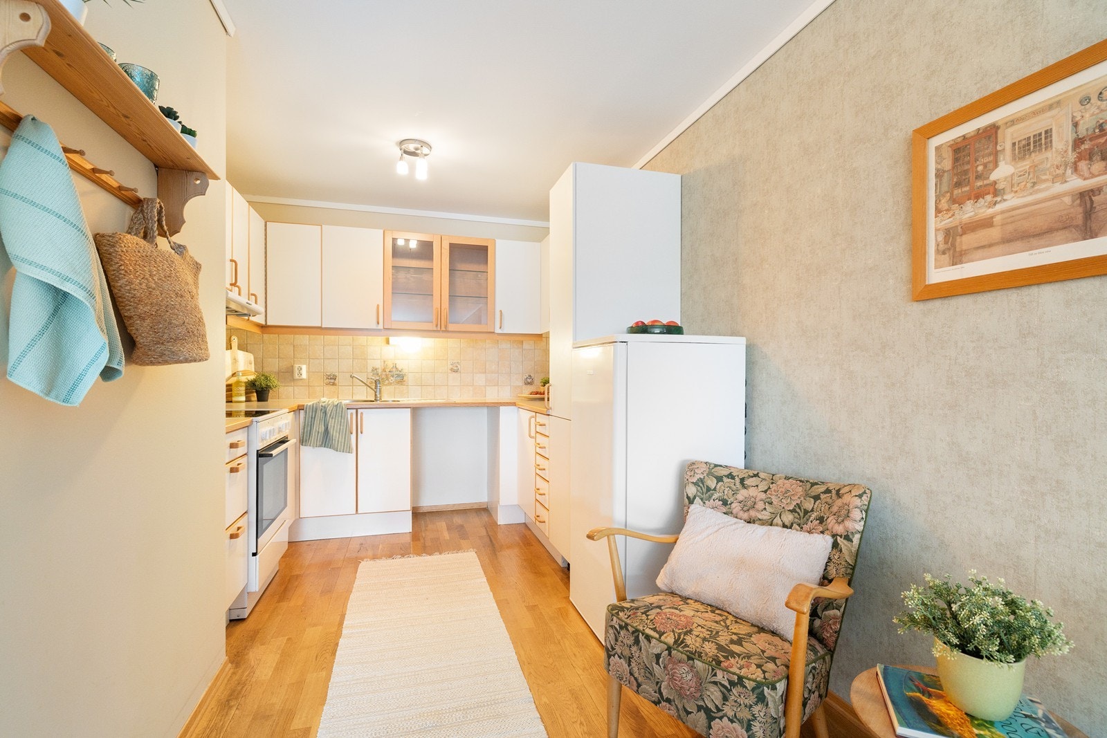 Kjøkkeninnredningen er u-formet og har godt med skapplass. Galleribilde