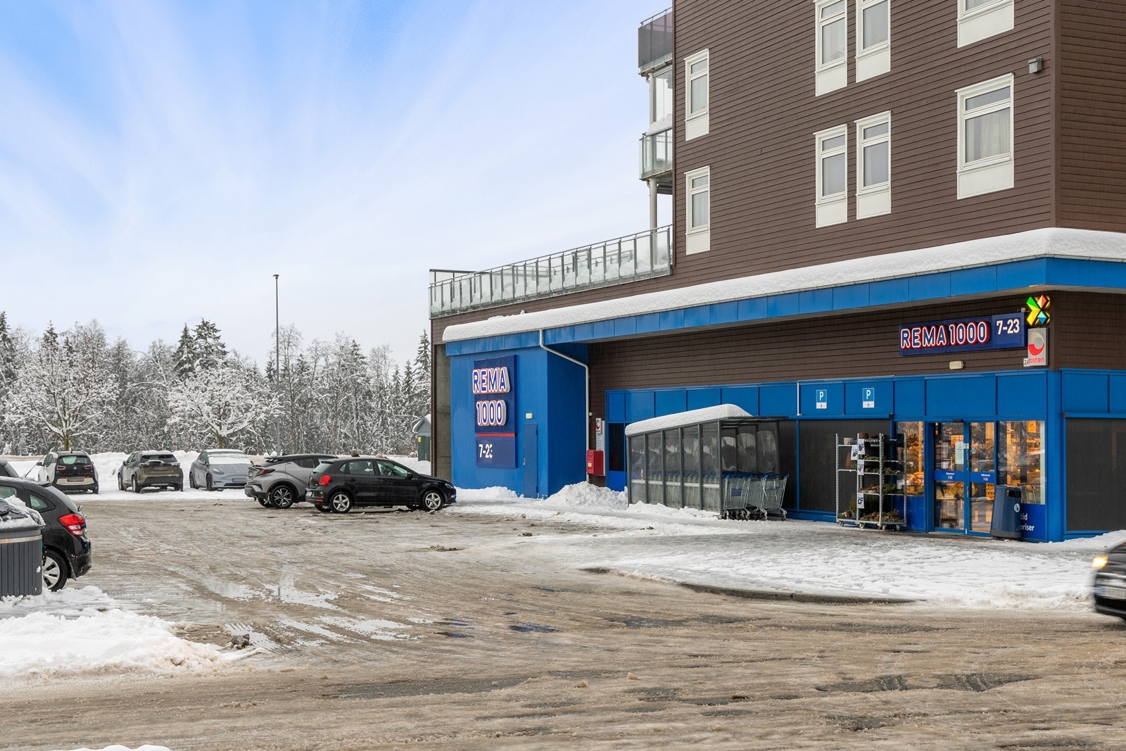 På andre siden av veien finner du Rema 1000 med post i butikk. Galleribilde