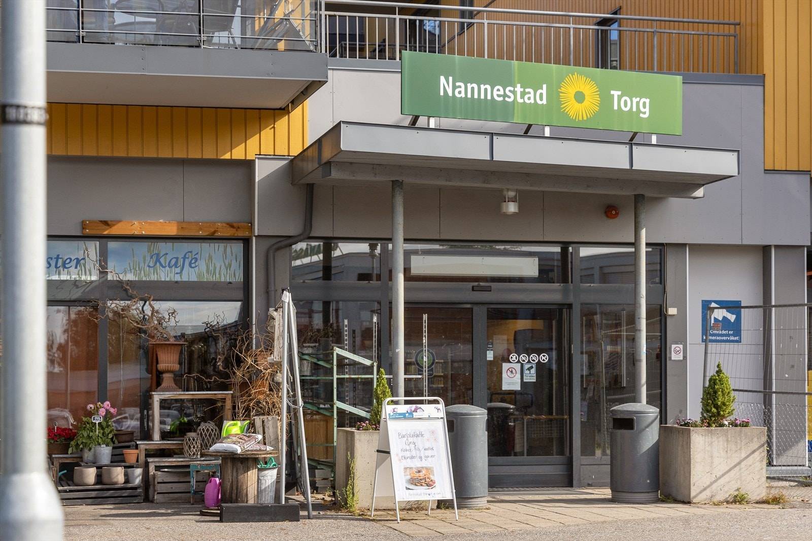 Nannestad Torg ligger under leiligheten. Her finner du kafe, pizzeria, apotek, vinmonopol, m.m. Galleribilde