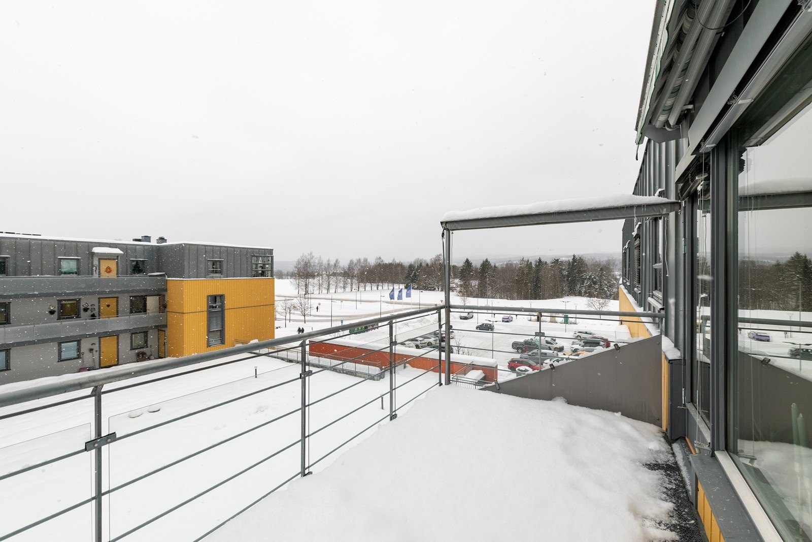 Balkongen har gode solforhold, og ligger vendt mot atriet. Det er montert markise på balkongen. Galleribilde