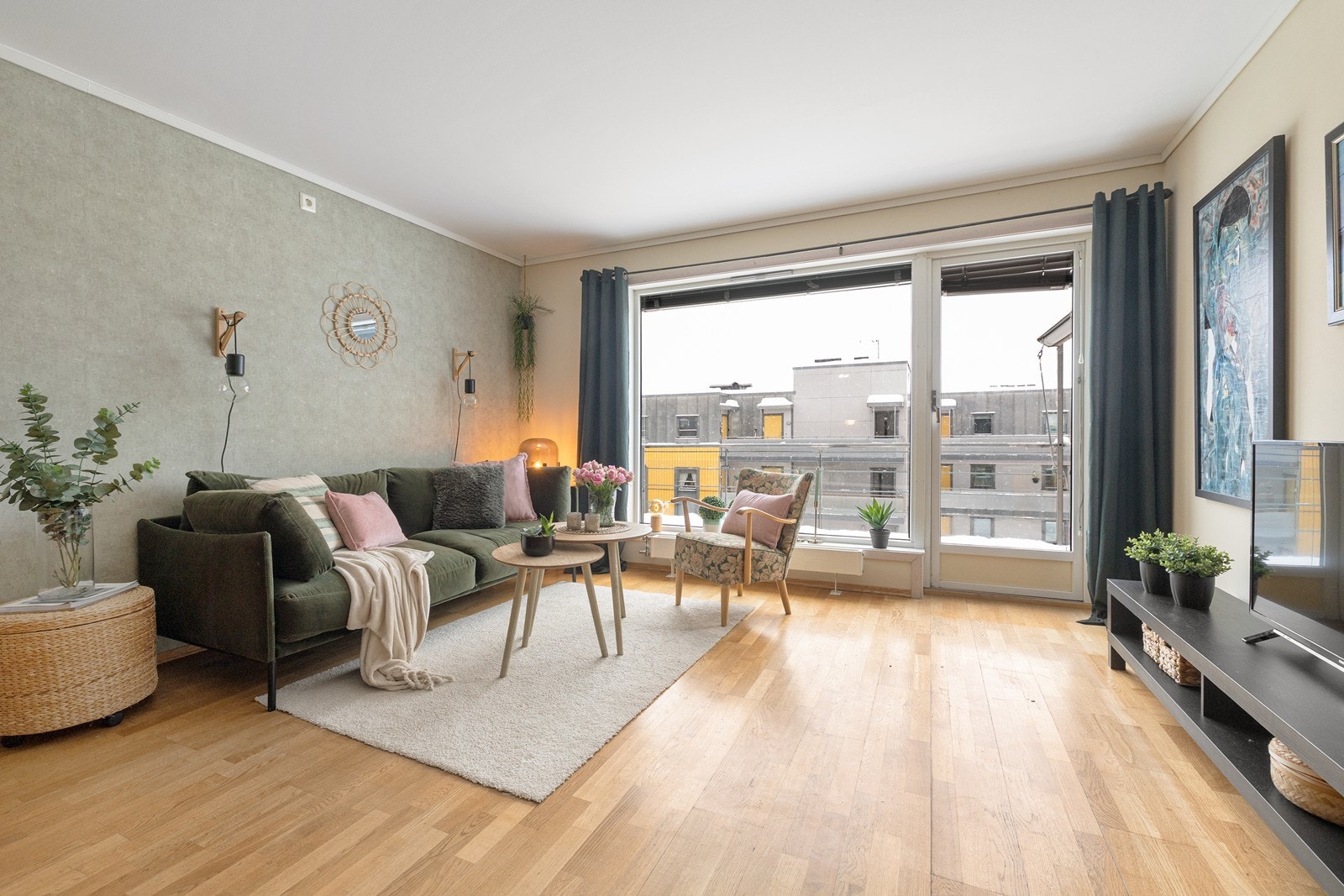 Stuen har plass til sofamøblement, sofabord og tv-benk. Galleribilde