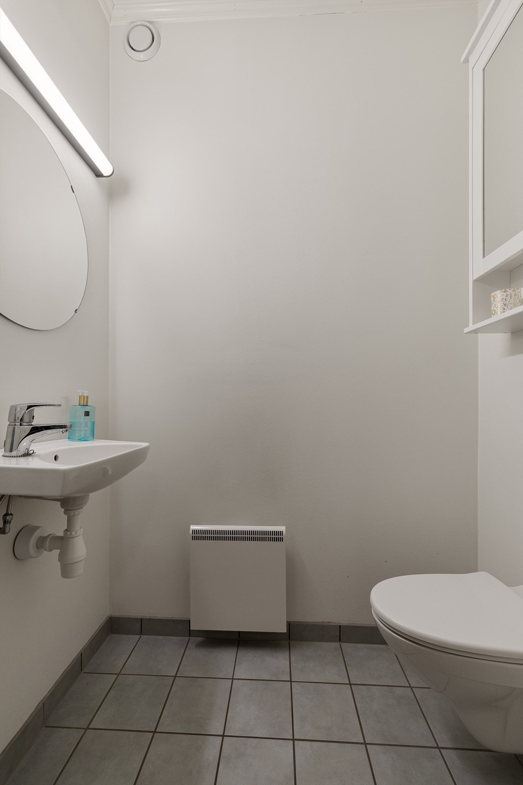 I tillegg er det et separat toalettrom i boligen, noe som gir fleksibilitet for familier og gjester. Galleribilde