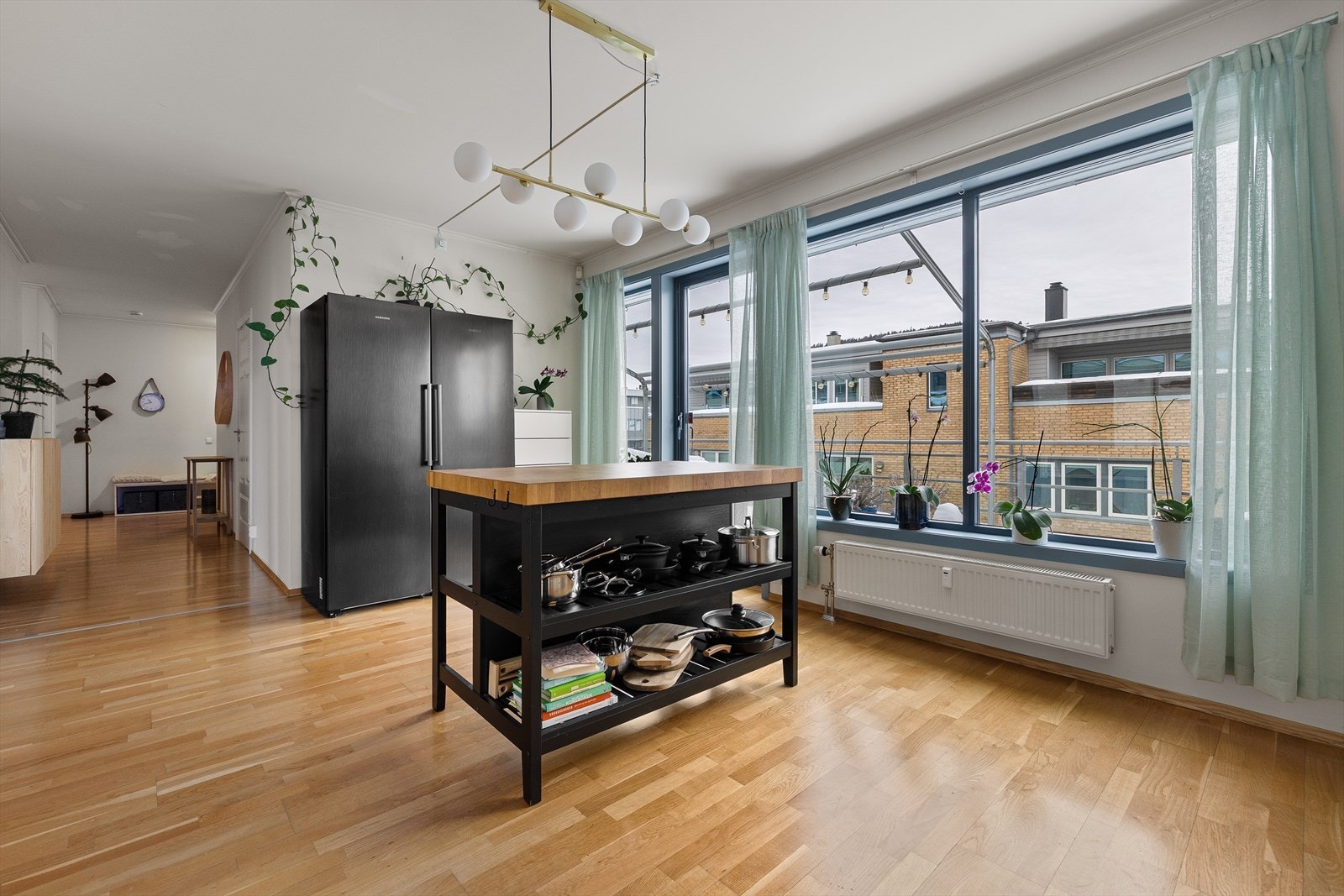 Fra kjøkkenet er det direkte utgang til terrassen på hele 21m². Galleribilde