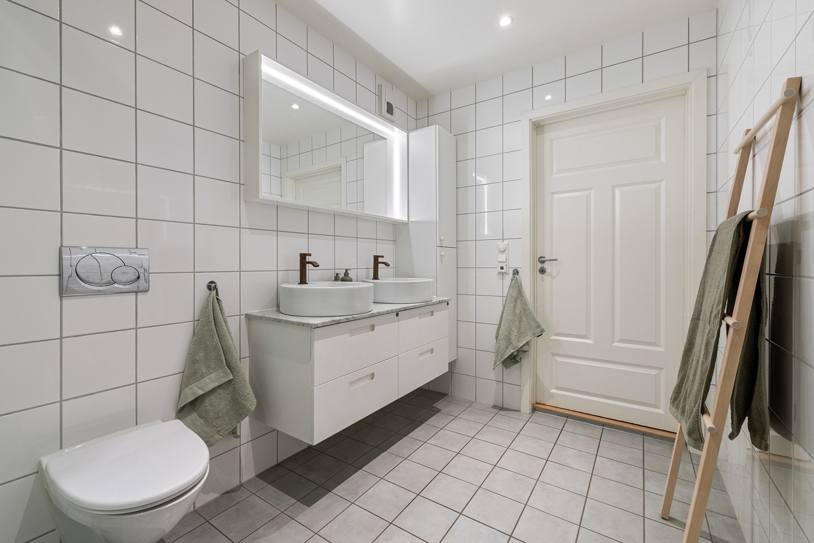 Det er også opplegg for vaskemaskin, noe som gjør badet svært funksjonelt i hverdagen. Galleribilde