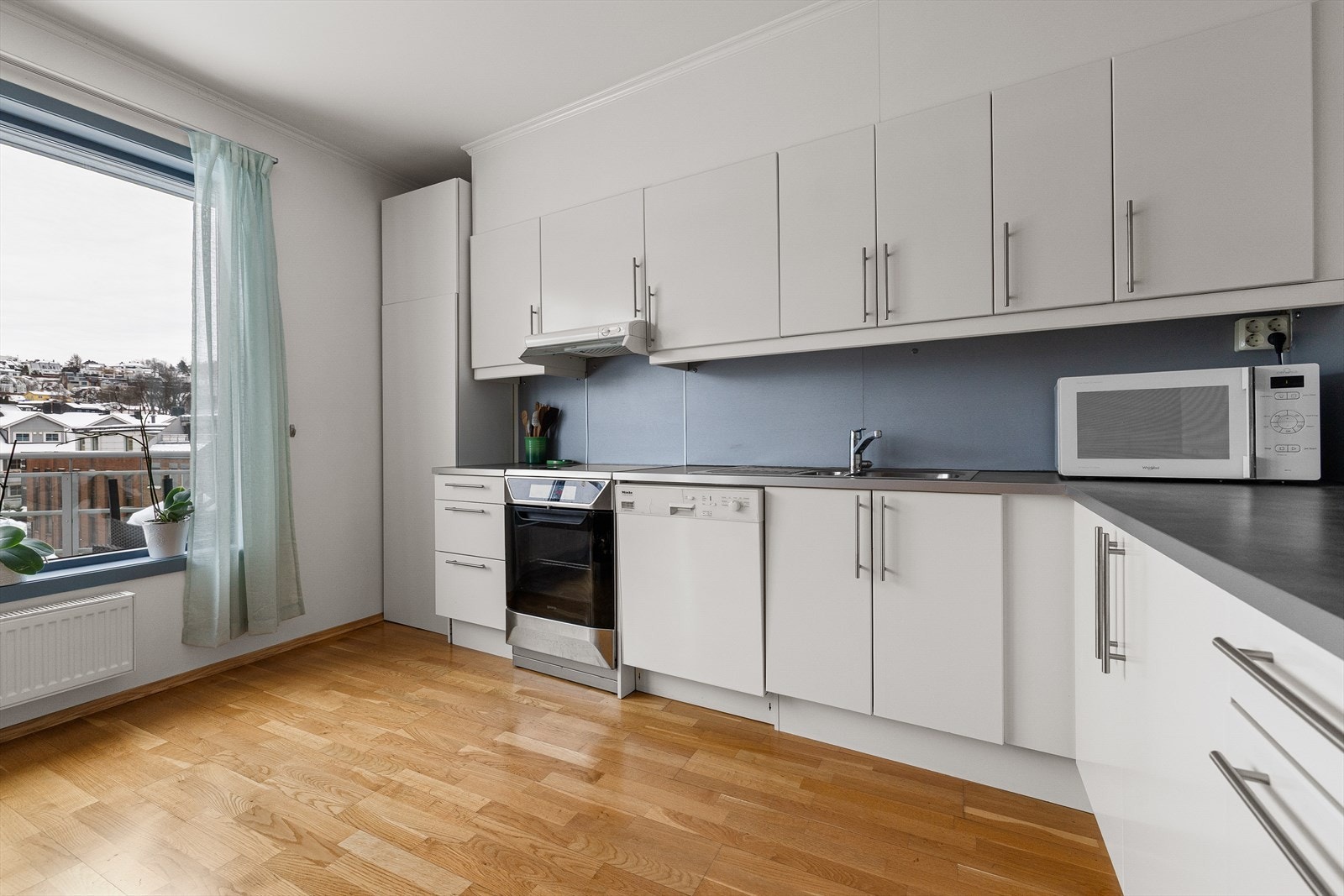 Følgende hvitevarer medfølger: oppvaskmaskin og stekeovn. Galleribilde