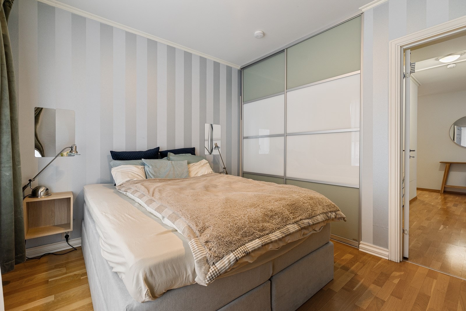 Hovedsoverommet er romslig og har plass til dobbeltseng, nattbord og ekstra møbler om ønskelig. Galleribilde