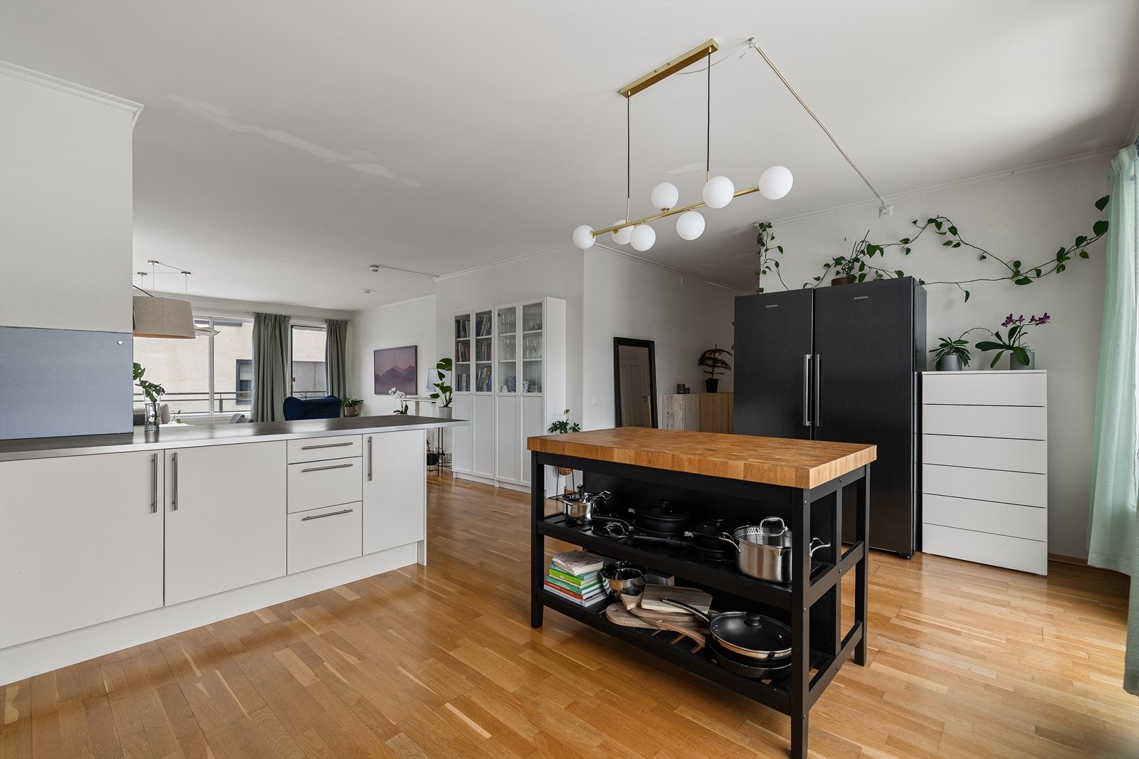 Takhøyde i stue/kjøkken er målt til 2,57m. Galleribilde