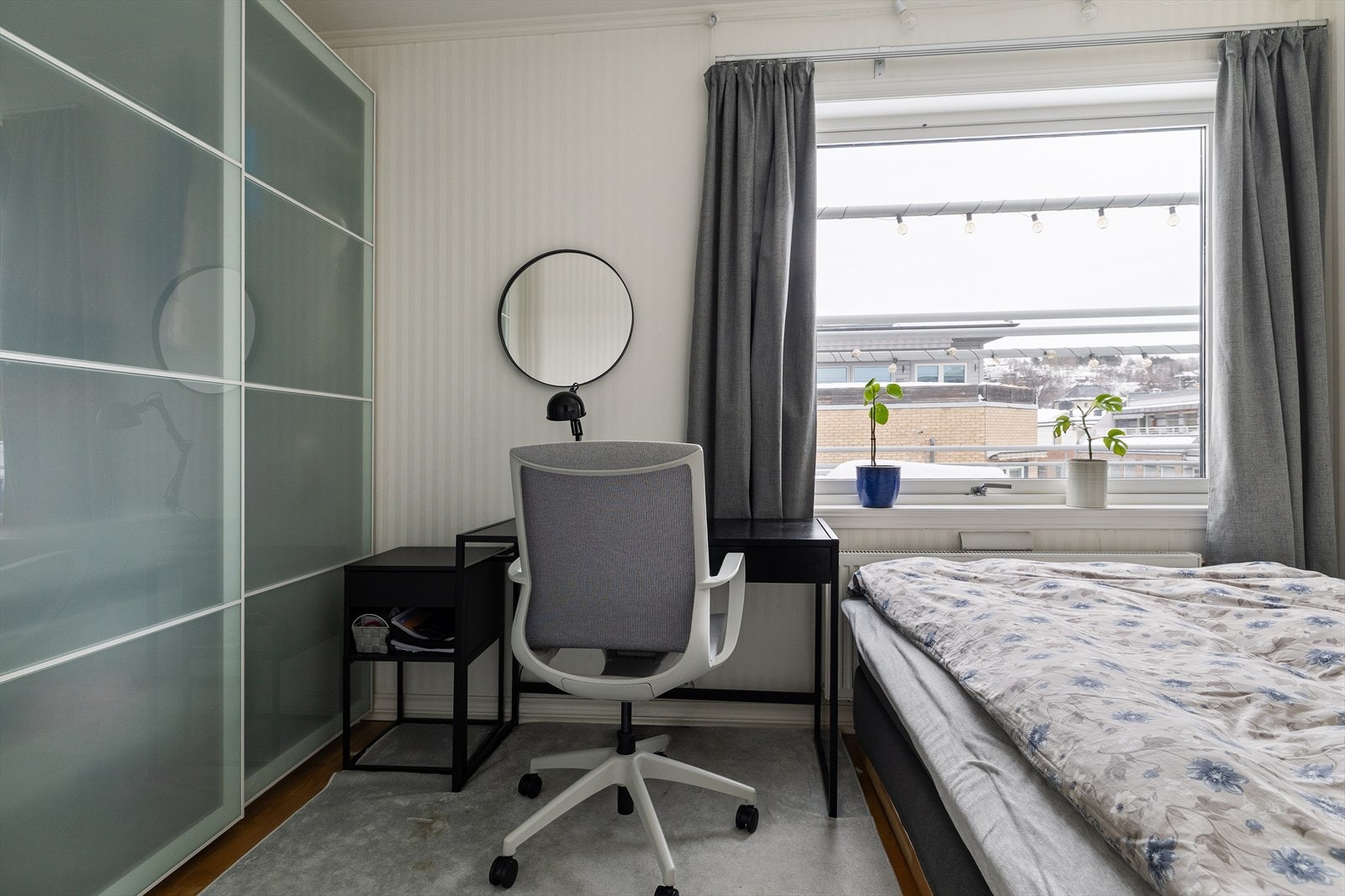 Dette også av god størrelse og kan enkelt tilpasses behov som barnerom, gjesterom eller hjemmekontor. Galleribilde