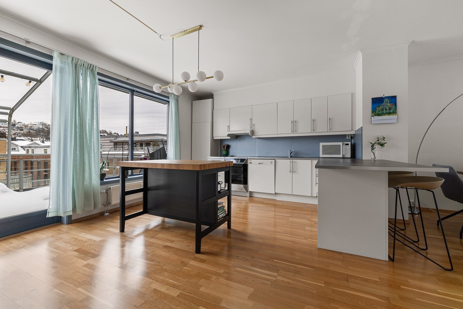 Det åpne kjøkkenet er designet med tanke på samspill mellom funksjonalitet og sosialt samvær, og blir derfor et naturlig samlingspunkt i hjemmet. Galleribilde