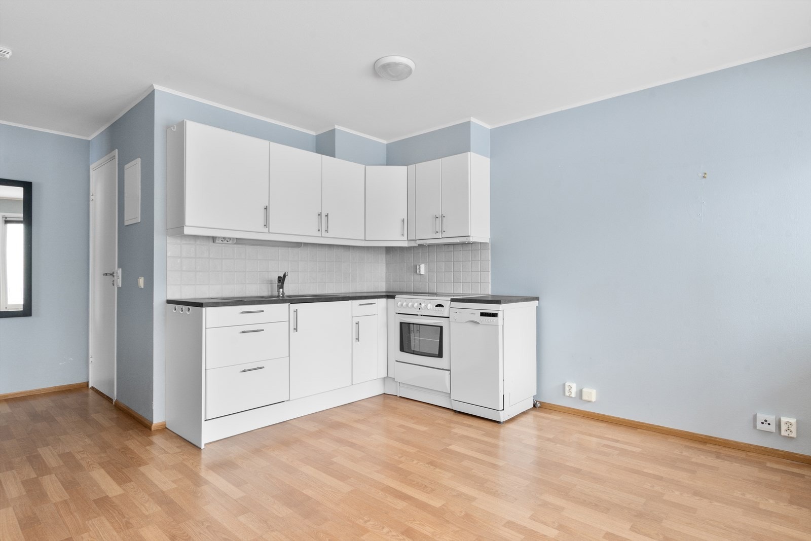 Stuen og kjøkkenet er malt i en lys og fin blåfarge! Galleribilde