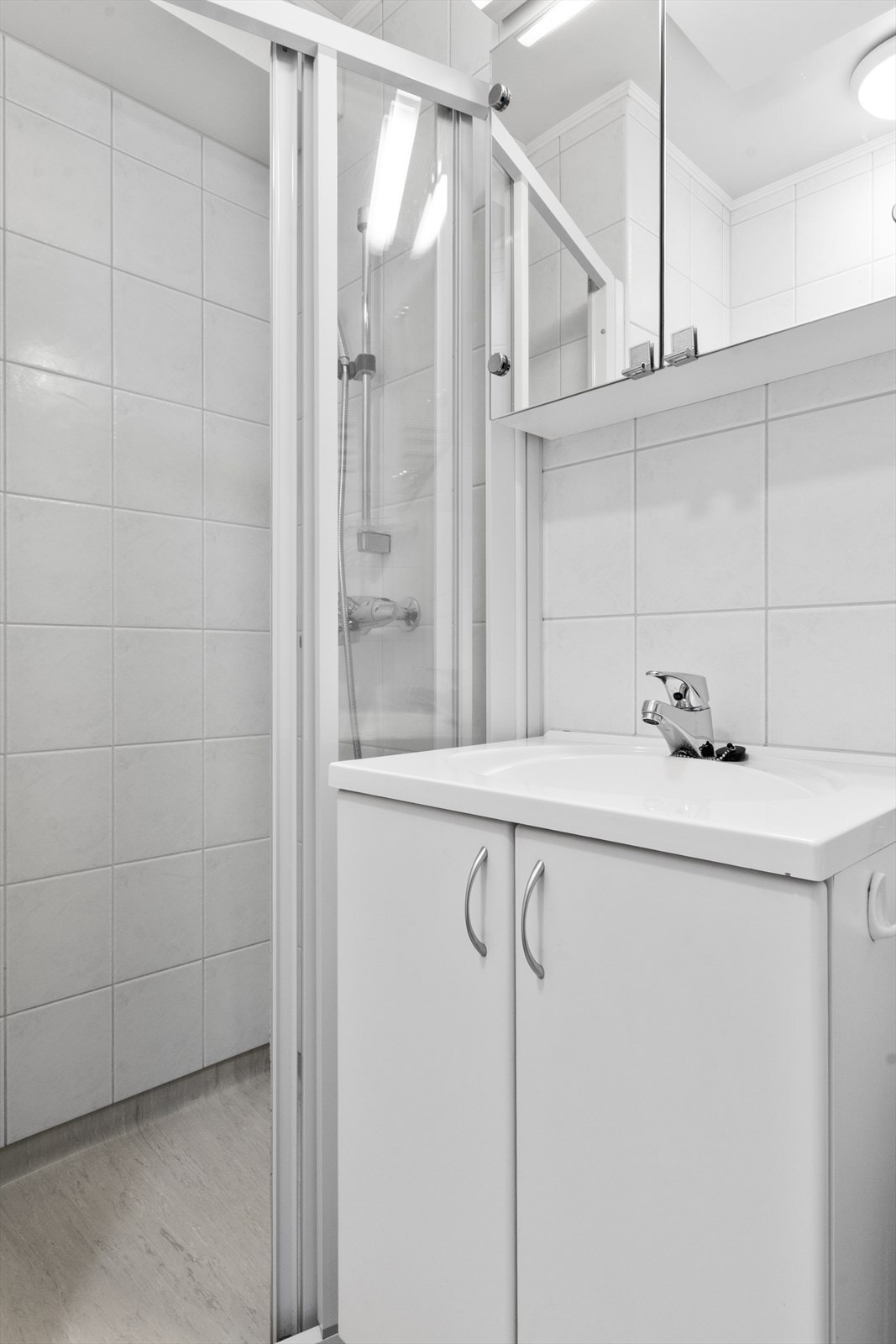 Veggene er flislagte og gulvet har vinylbelegg som er enkelt å holde rent! Galleribilde