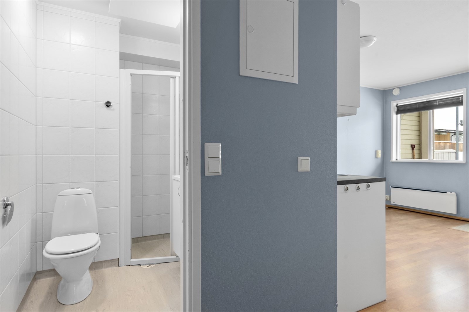 Vegg i vegg med kjøkkenet ligger badet. Galleribilde