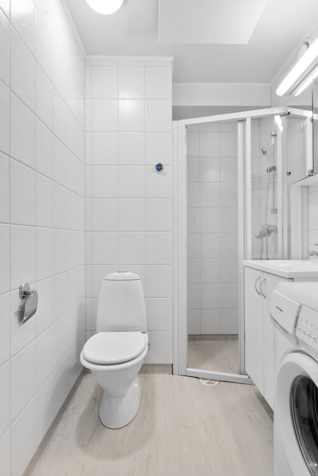 Lite men smart løst med dusjhjørne innerst! Vaskemaskinen medfølger handelen. Galleribilde