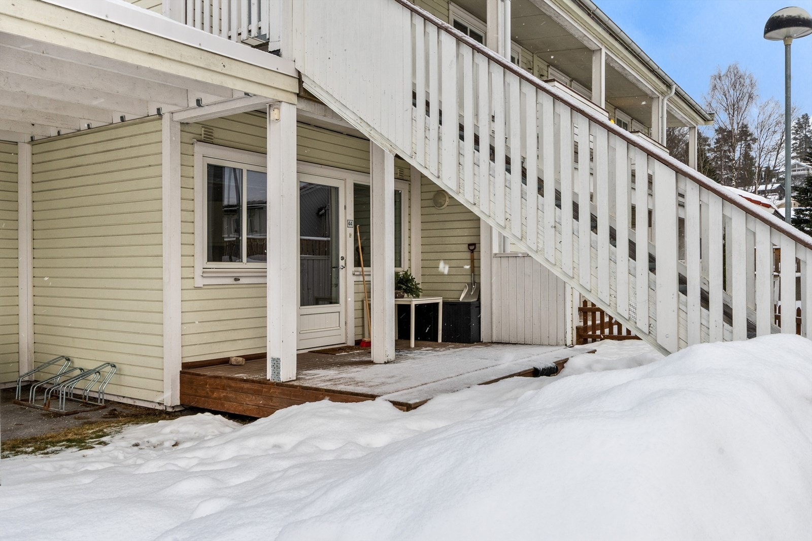 Leiligheten er beliggende i 1. etasje og har en liten platting foran inngangsdøren som har plass til en liten sittegruppe til sommeren. Galleribilde