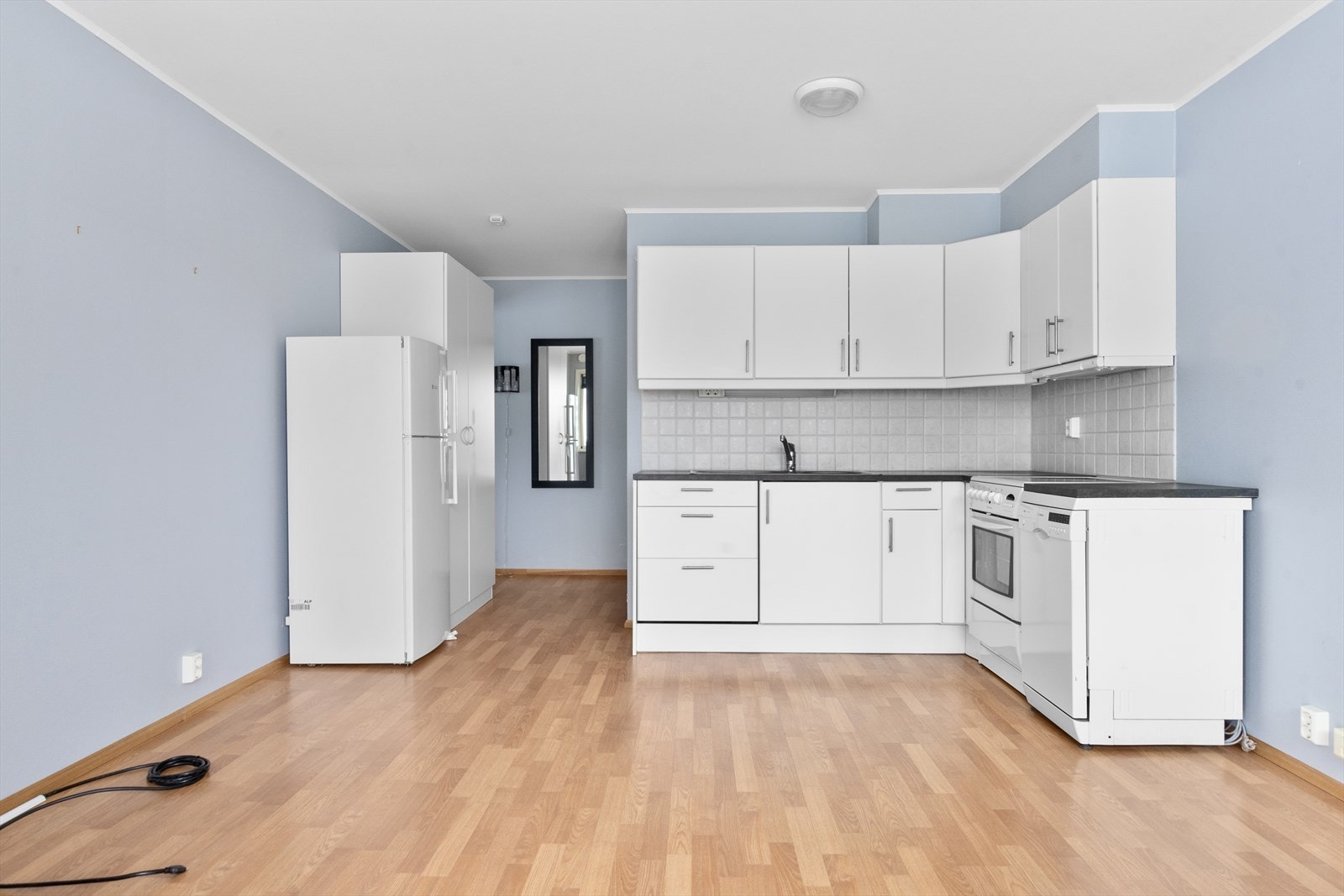 Velkommen inn! Her kommer du rett inn i den åpne stuen/kjøkkenet! Galleribilde