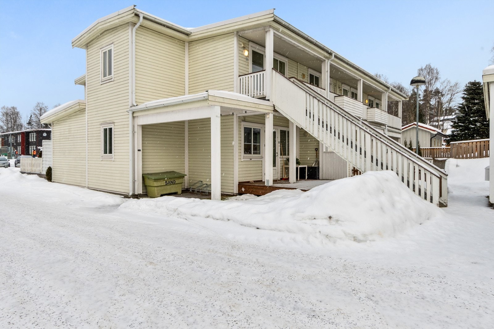 Det medfølger en parkeringsplass til leiligheten. Galleribilde