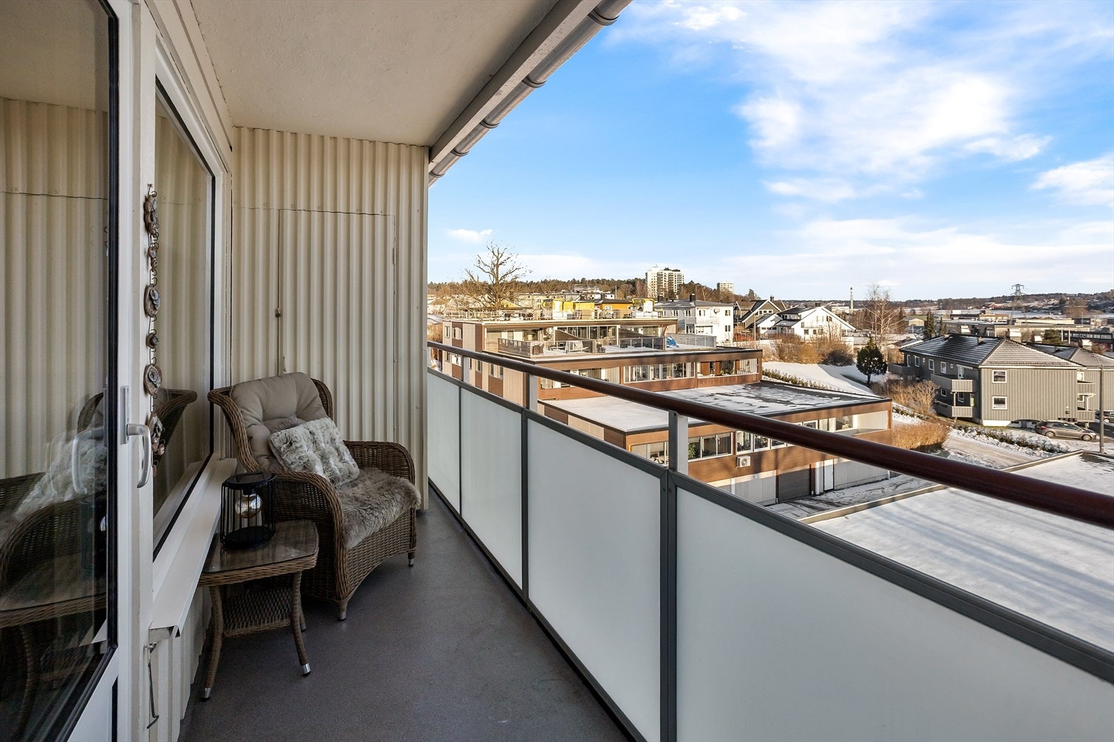 Usjenert og fin veranda med morgen- og formiddagssol Galleribilde