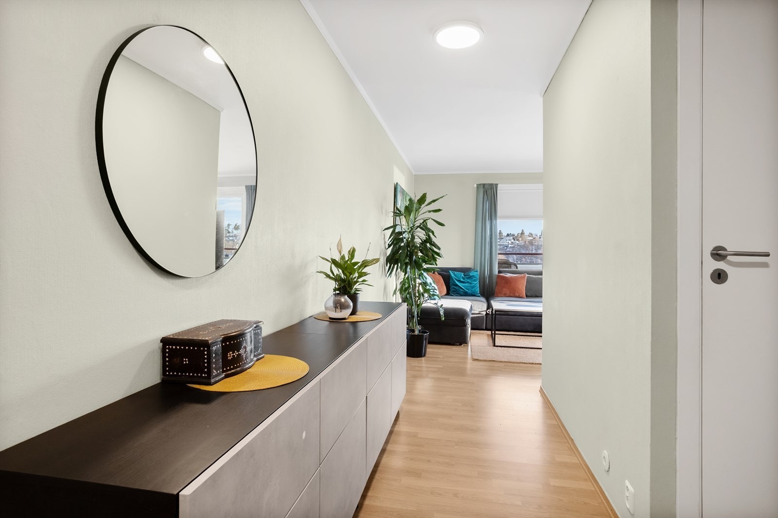 Romslig gang med god plass til yttertøy mm Galleribilde