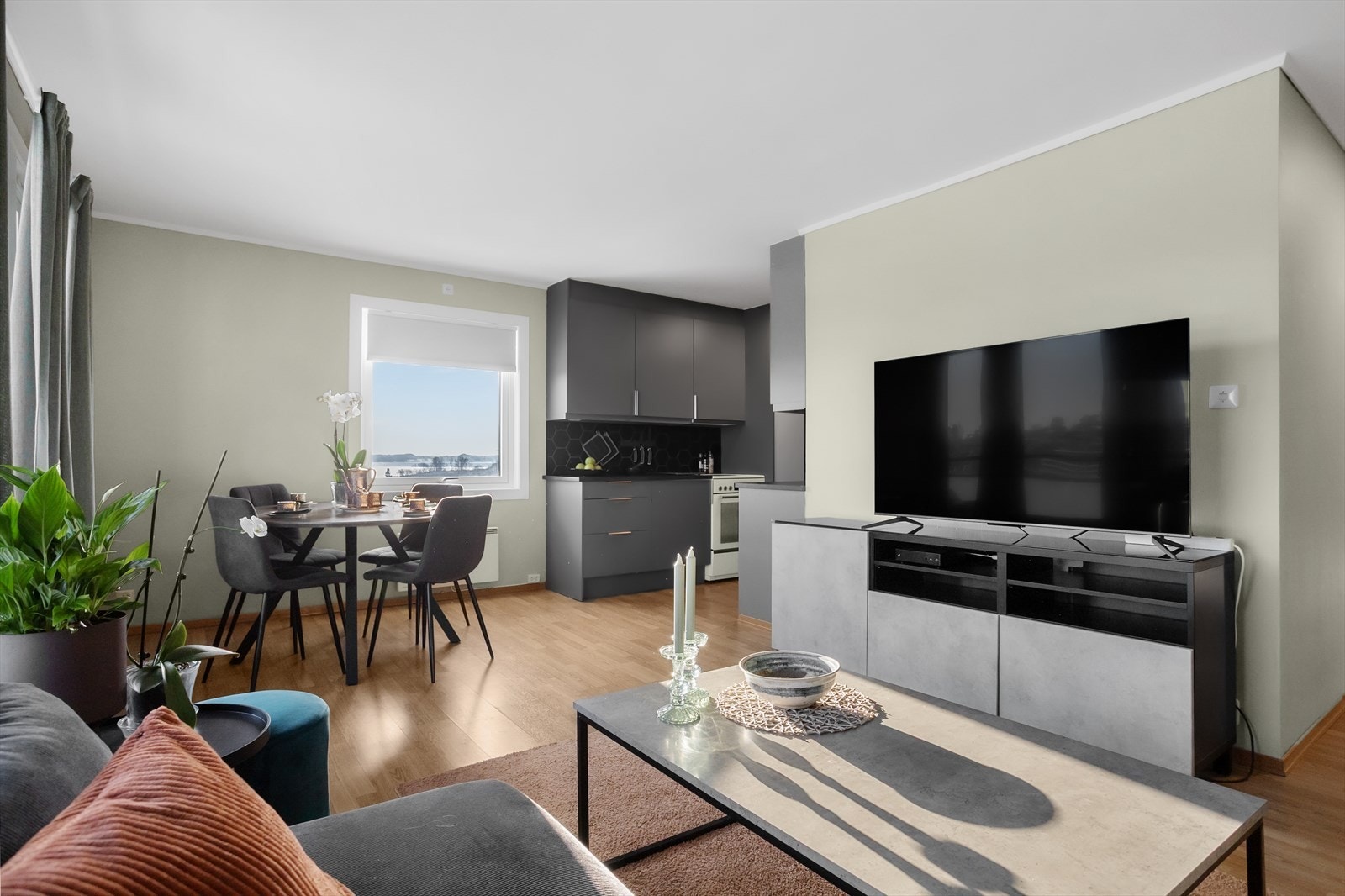 God plass til sittegruppe og spisebord Galleribilde