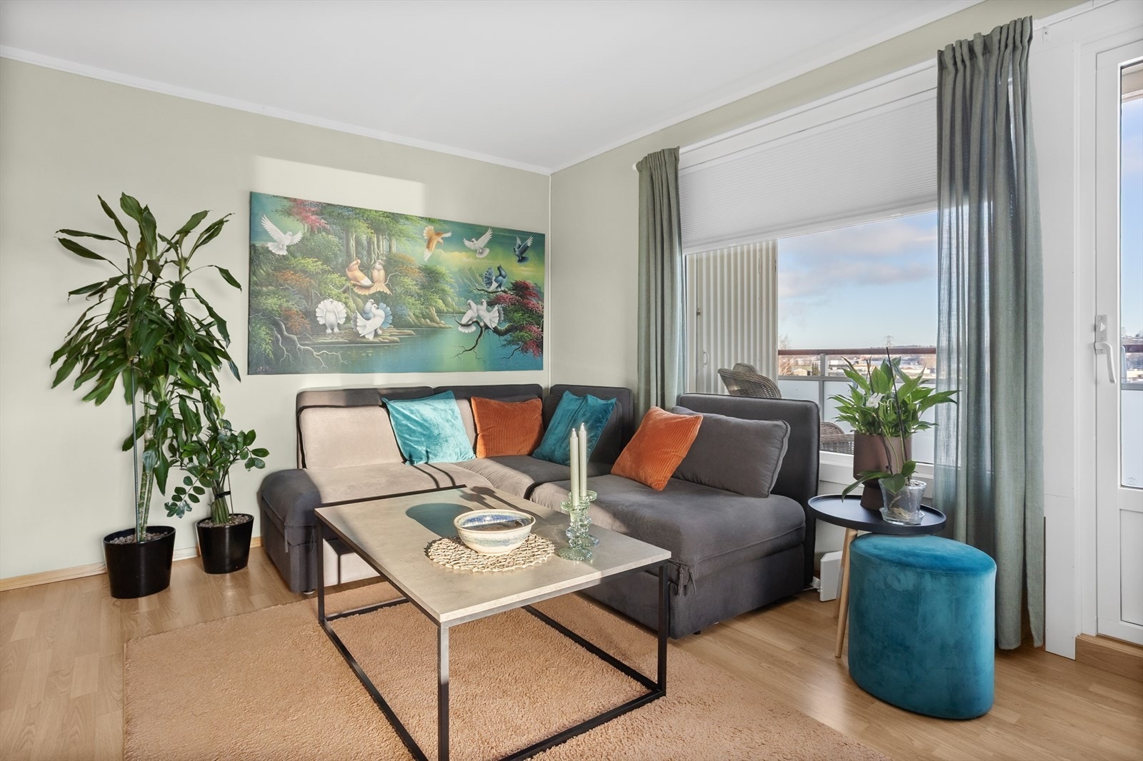 Stue med plass til sittegruppe og utgang til usjenert veranda Galleribilde