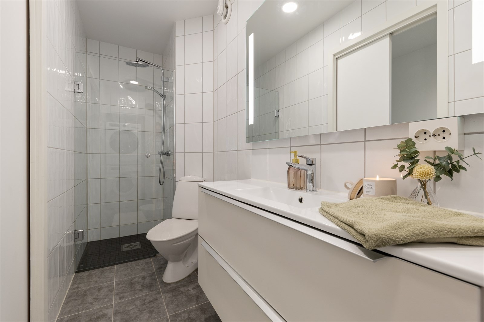 Nye mørke fliser i dusj sonen gir badet et enda mer moderne utrykk. Galleribilde