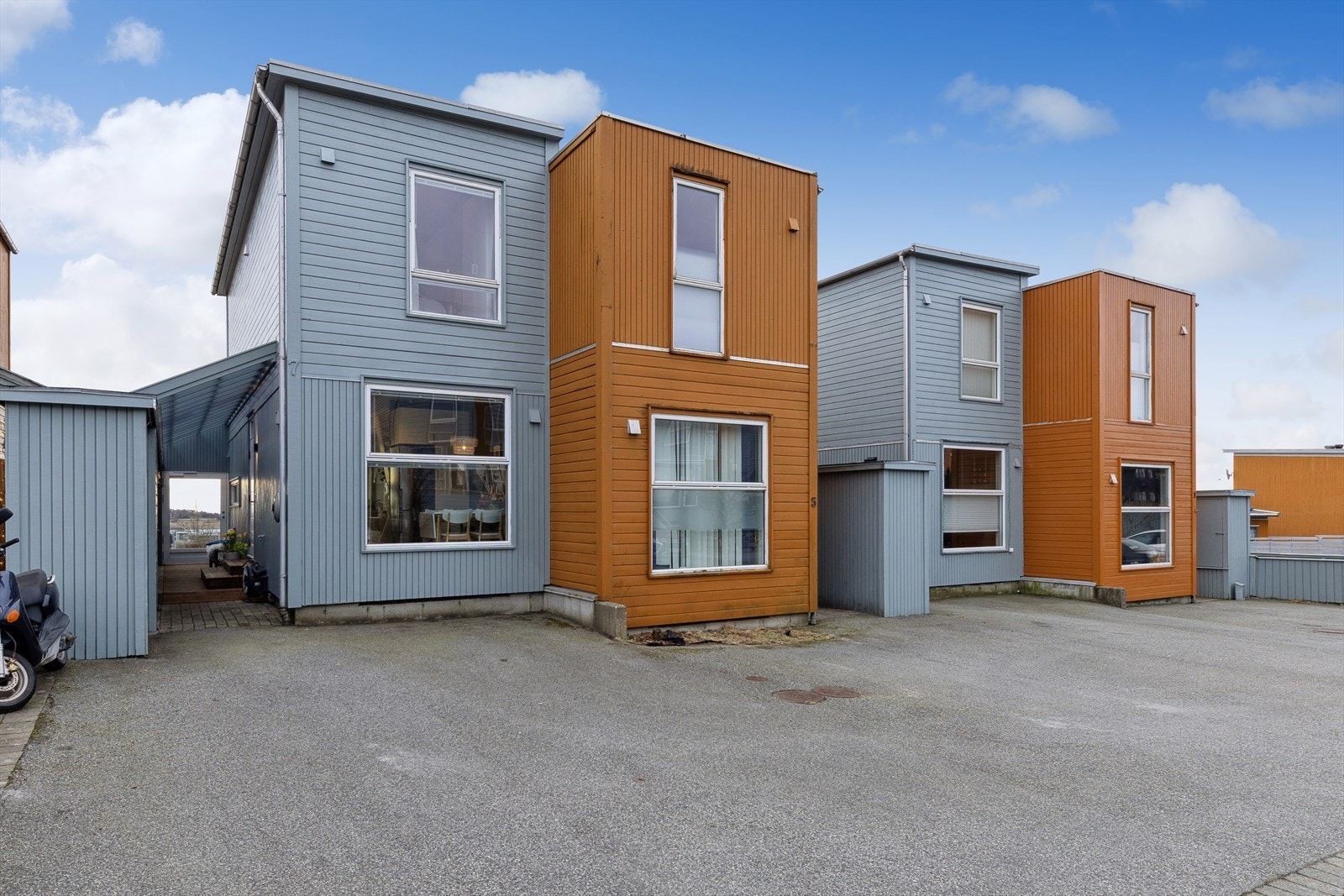 Boligen disponerer to parkeringsplasser, en med el-bil lader. Galleribilde