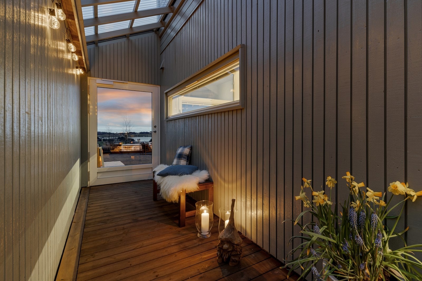 Innbydende og skjermet inngangsparti med direkte utgang til romslig terrasse Galleribilde