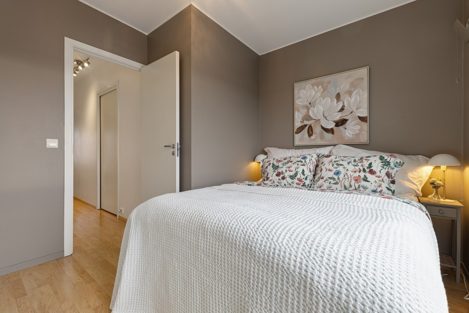 Soverom 2 med god plass og fantastisk utsikt Galleribilde