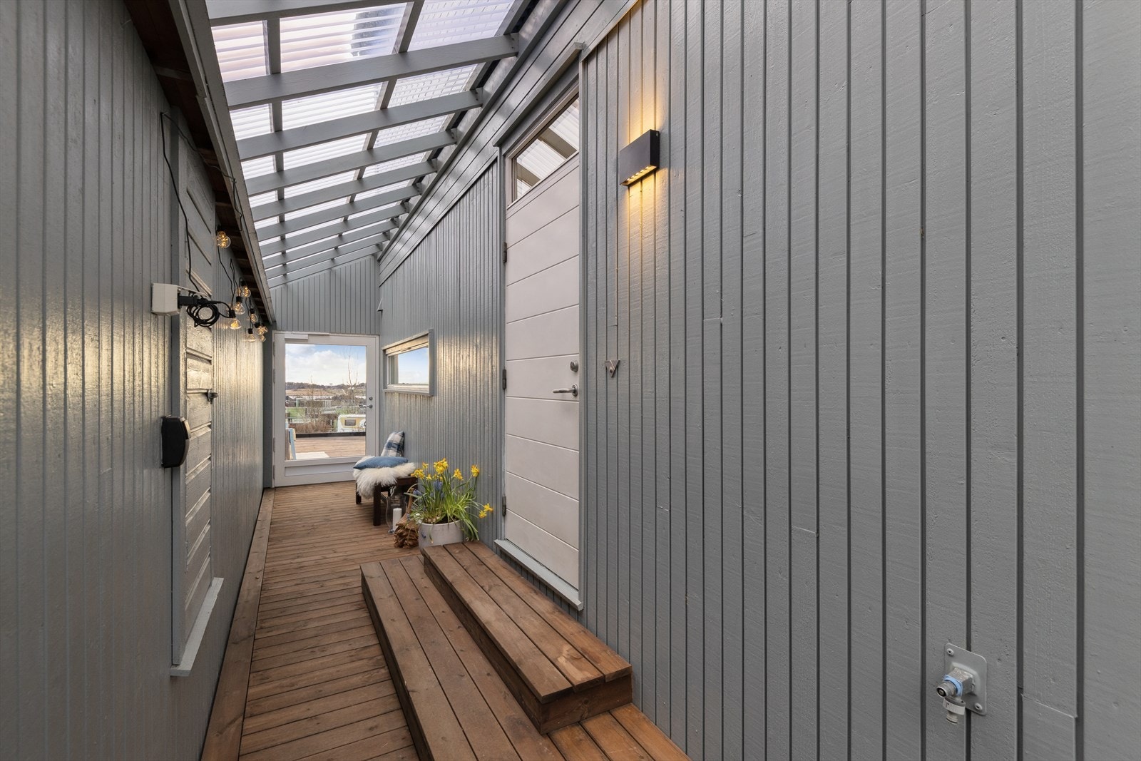 Inngangsparti med overheng og praktisk bod rett ved Galleribilde