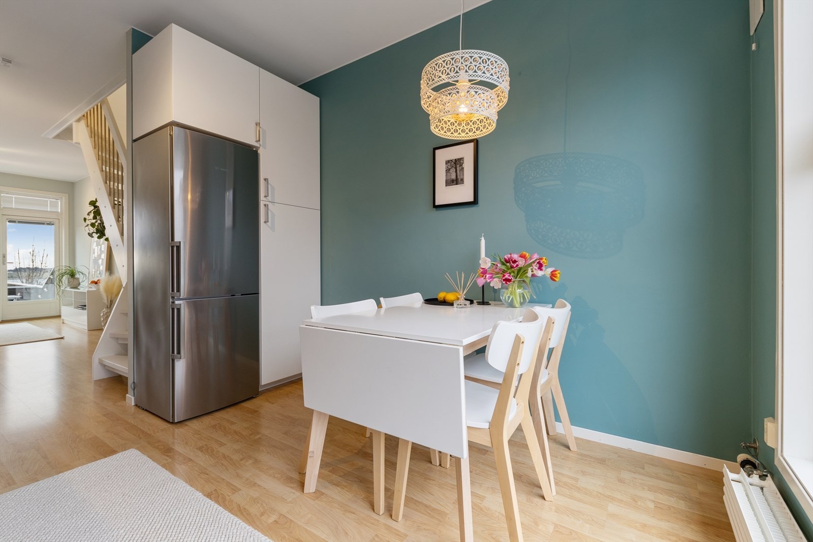 Luftig og åpne løsning mellom kjøkken og stue. Galleribilde