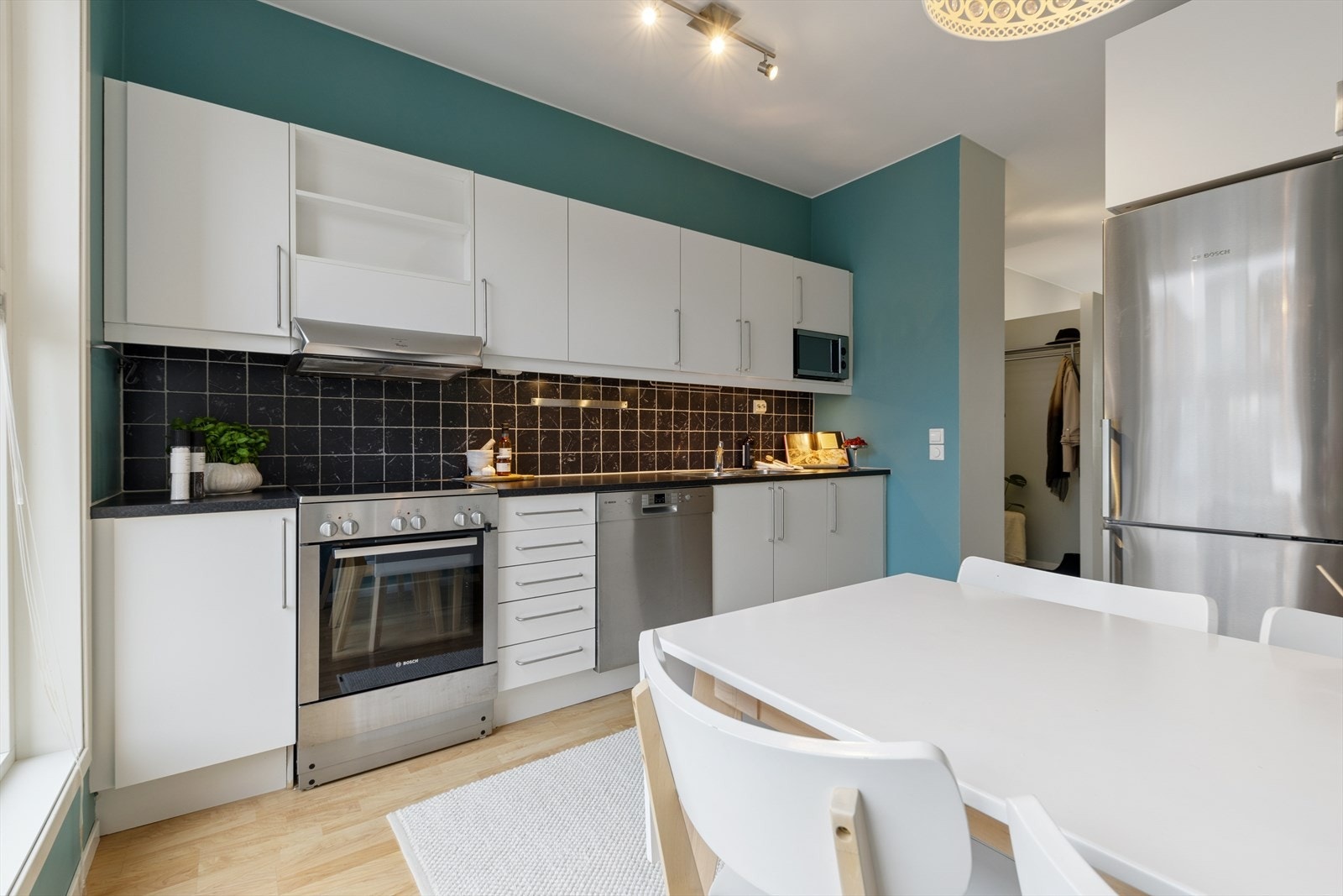 God skap- og benkeplass på kjøkkenet Galleribilde