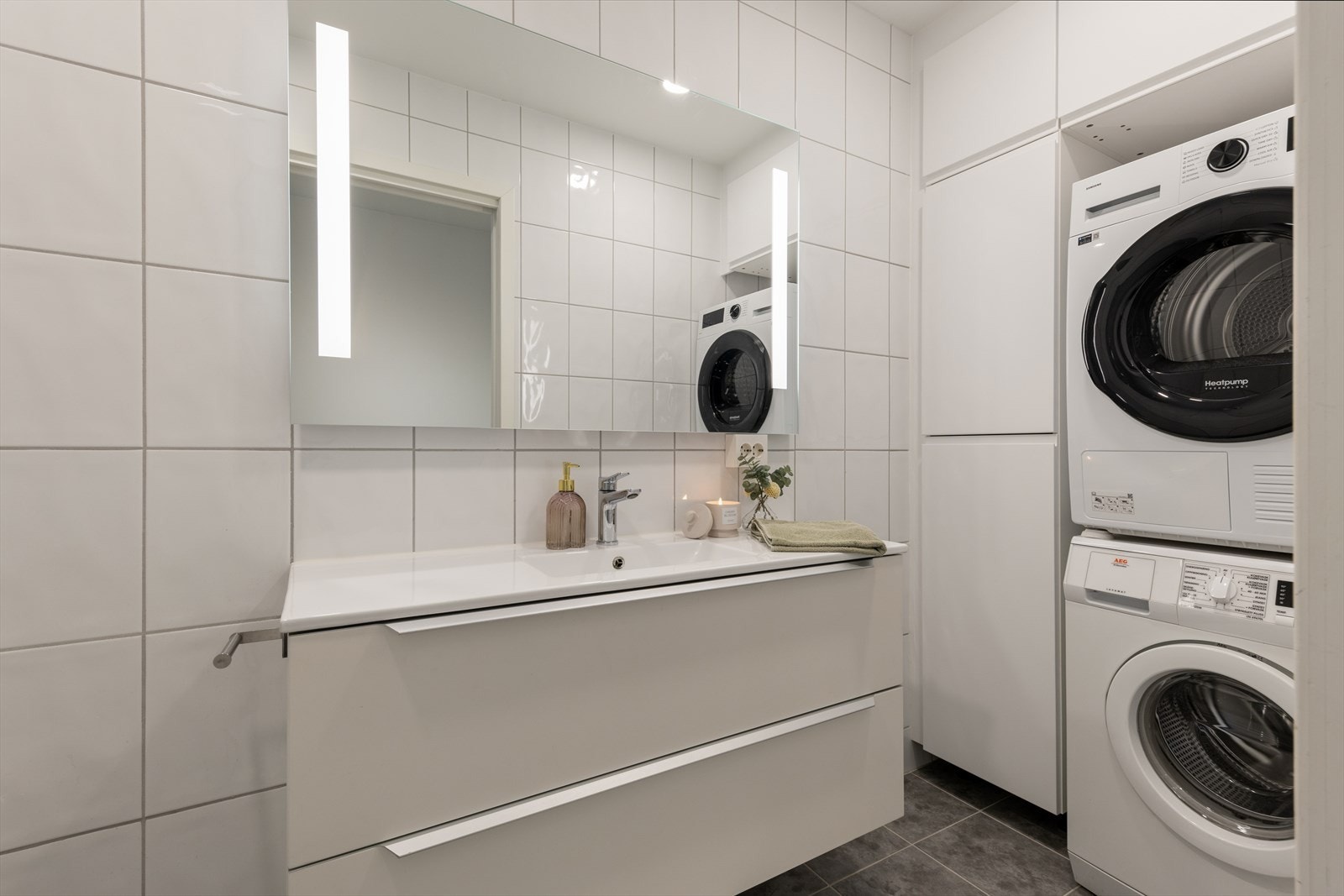 Helflisert og tidløst bad med god plass til vaskemaskin og tørketrommel. Galleribilde