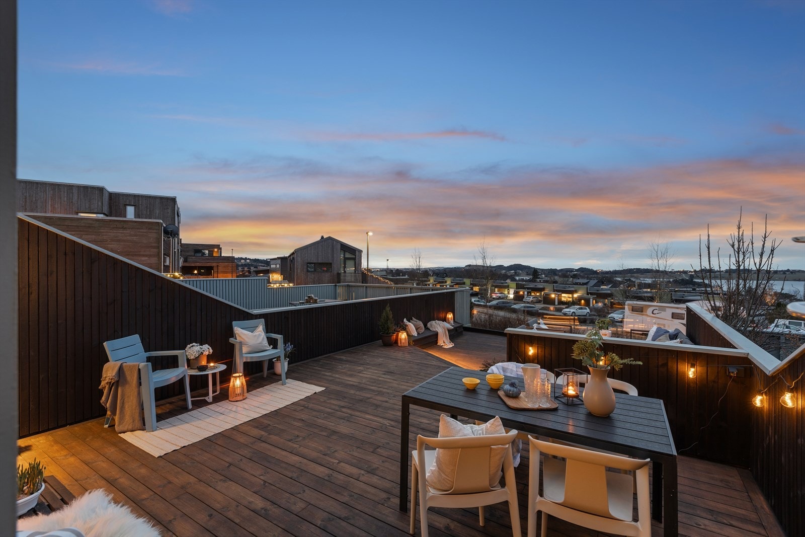 Påkostet og skjermet terrasse med fantastisk utsikt og solforhold. Galleribilde